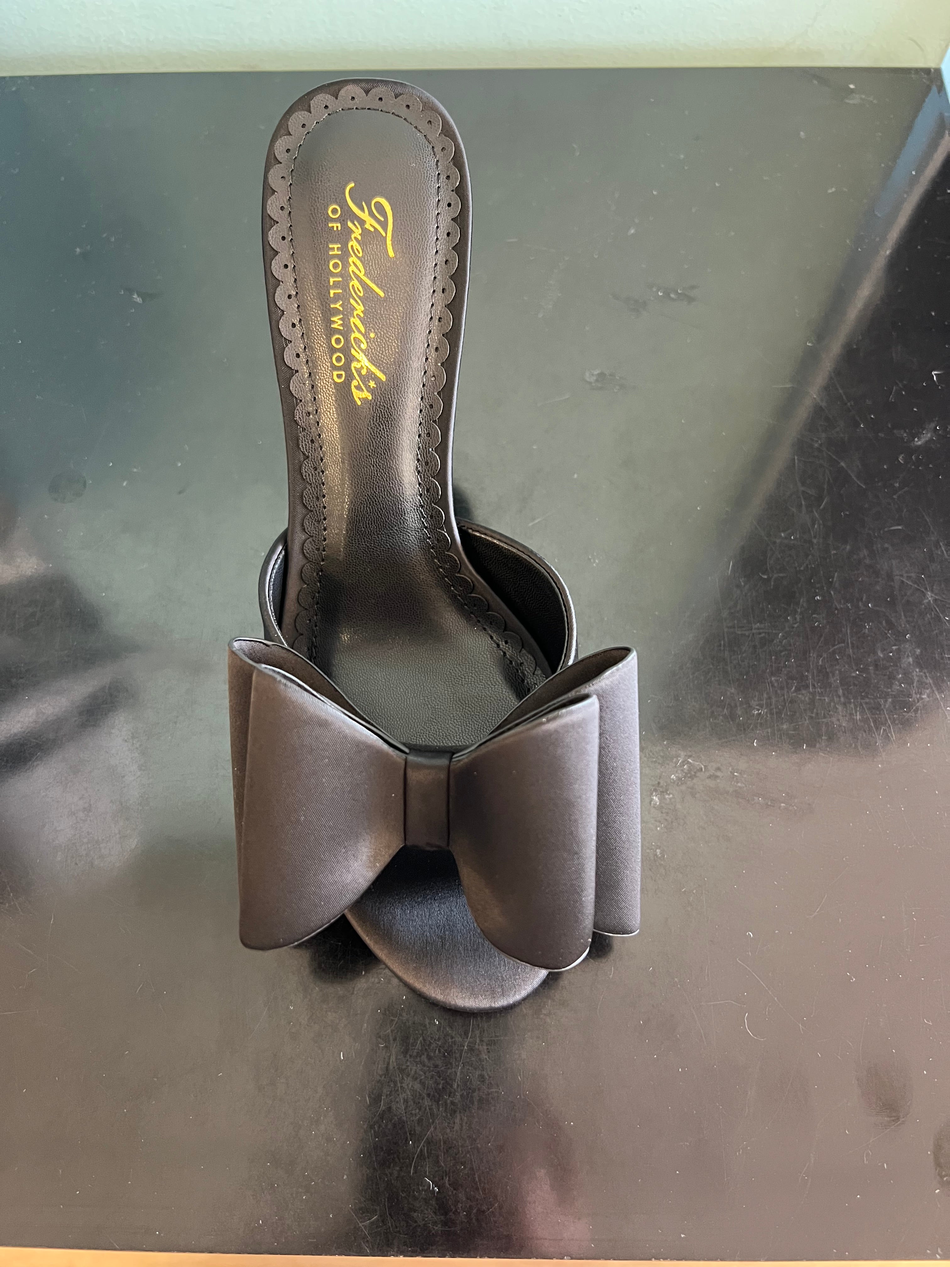 FOH-NANA black
- Black Satin
- Open Toe Mule
- Oversize Bow Detail