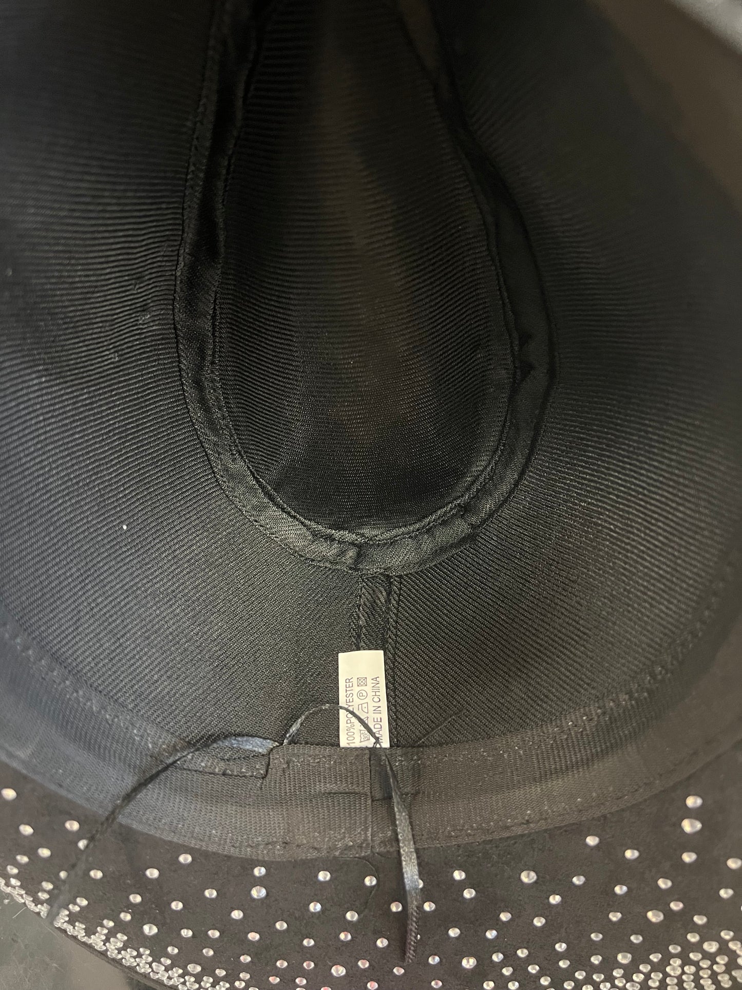 DIVA RHINESTONE COWBOY HAT black
-rhinestone encrusted faux suede cowboy hat
-rhinestones on top and bottom brim
-interior ribbon inside hat to customize size
-stiff, sturdy structure