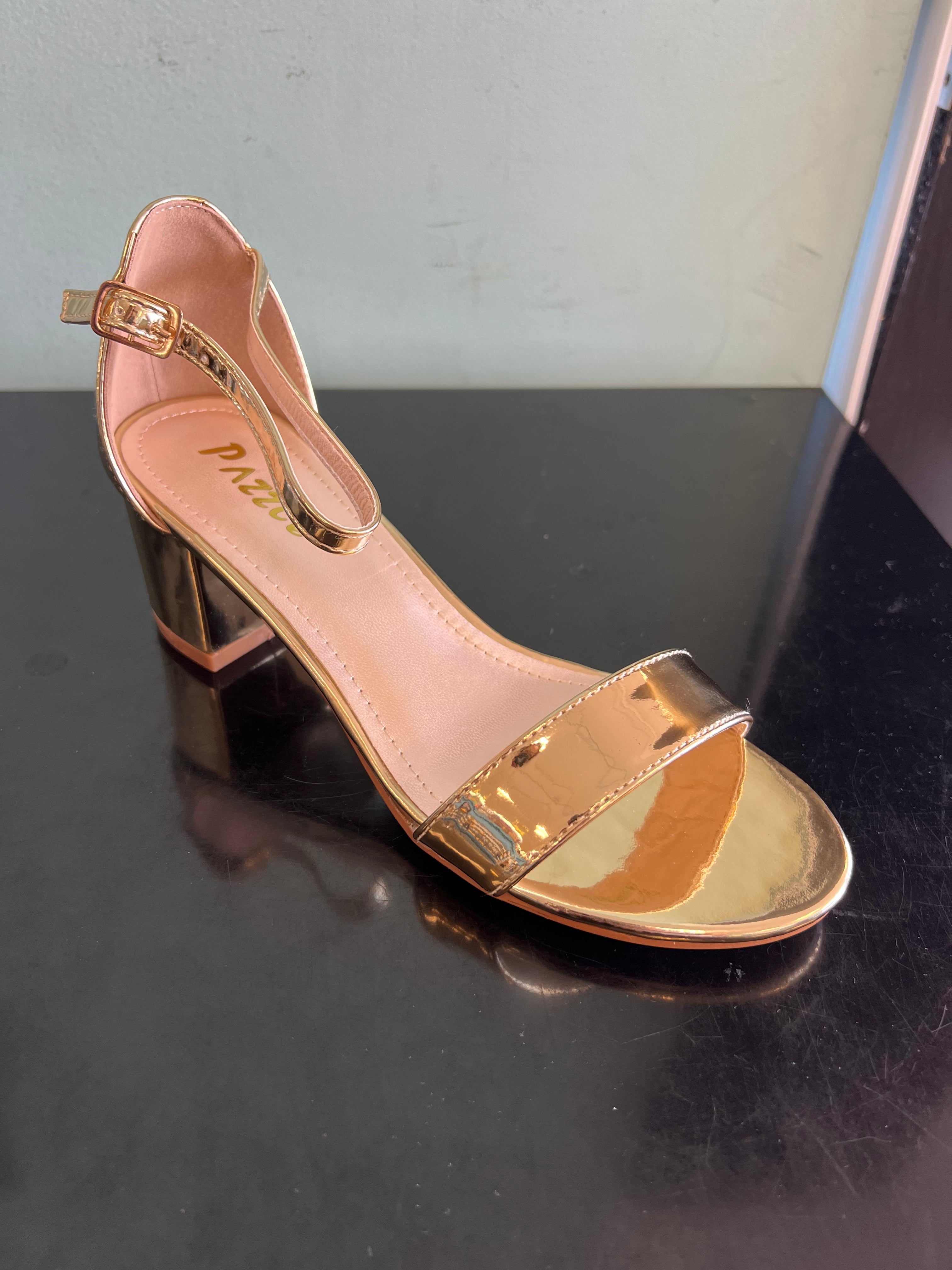 EMMA-06 gold
Gold Mirror Metallic Faux Leather
- Block Heel
- Ankle Strap Heel