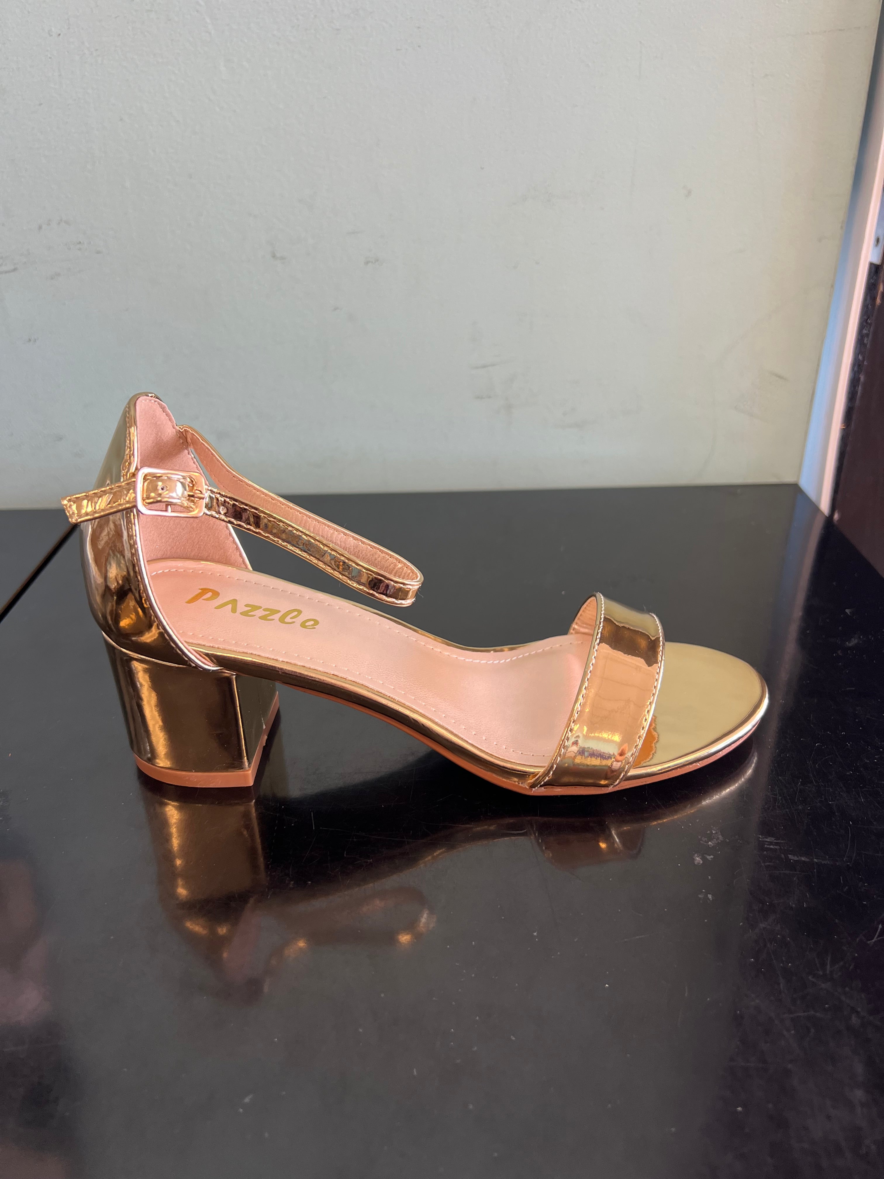 EMMA-06 gold
Gold Mirror Metallic Faux Leather
- Block Heel
- Ankle Strap Heel