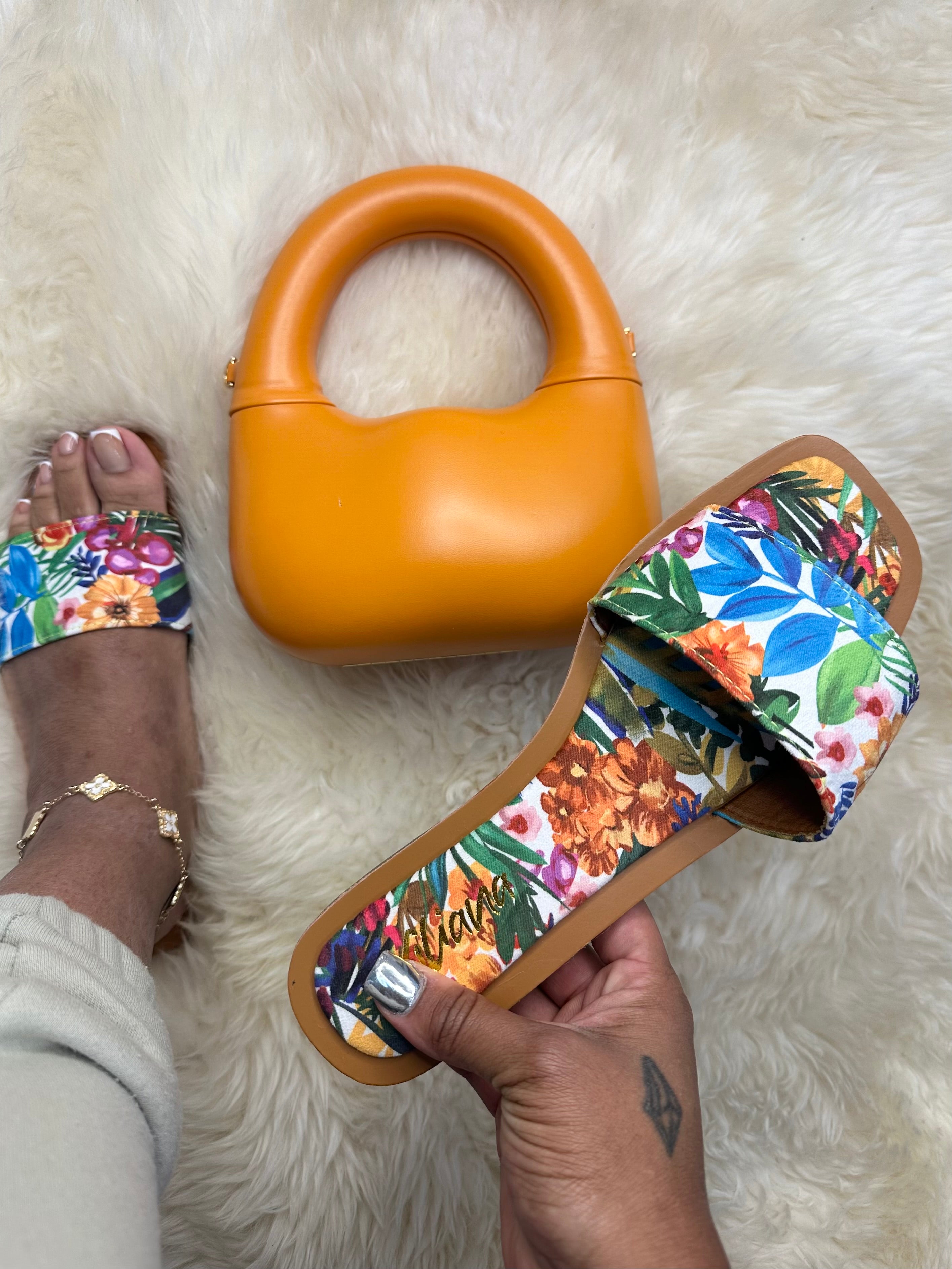 Liliana MINDEE-2 multi
- Floral Multi Print Flat Sandal Slide
- Square Open Toe
- Slip-On Slide