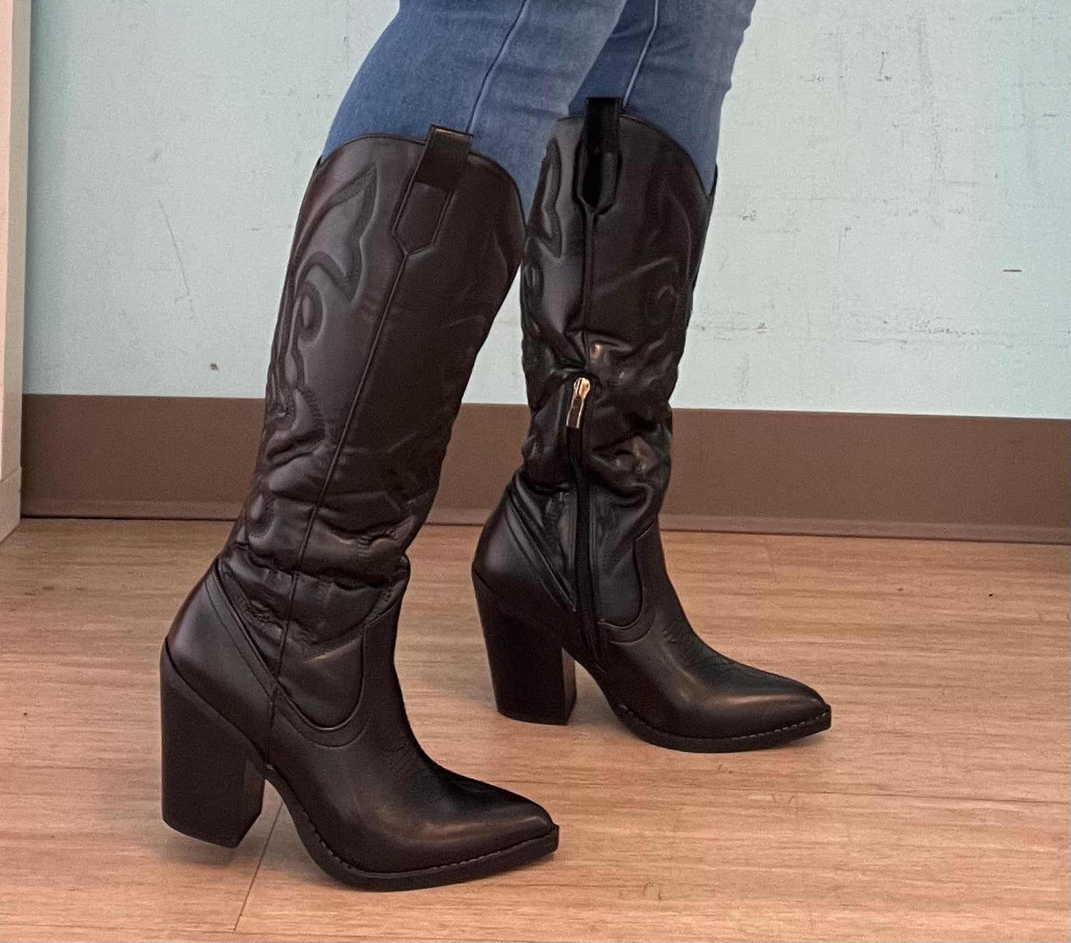 ARIZONA/2025
- Black Vegan Leather
- Knee High Cowboy Boot
- Western Styling with Stitching Detail
- Inner Half Zipper Closure
- Pointy Toe
- Cone Block Heel, Approx. 3