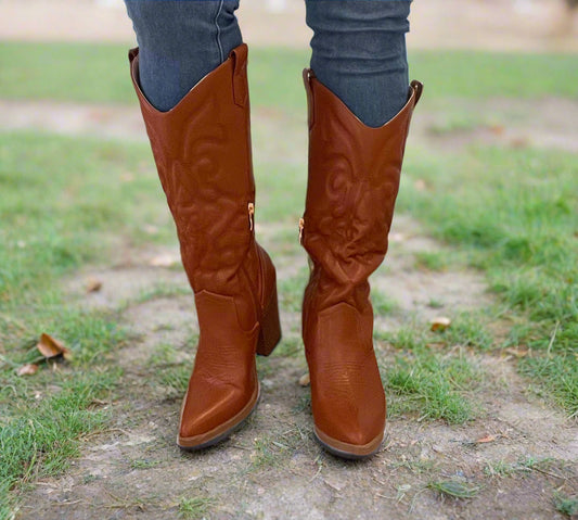 ARIZONA/2025
- Camel Tan Vegan Leather
- Knee High Cowboy Boot
- Western Styling with Stitching Detail
- Inner Half Zipper Closure
- Pointy Toe
- Cone Block Heel, Approx. 3"