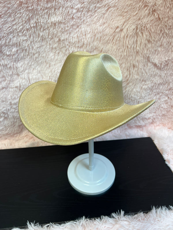 -cowboy hat in shiny gold
-glittery poly fabric
-interior ribbon inside hat to customize size
-stiff, sturdy structure