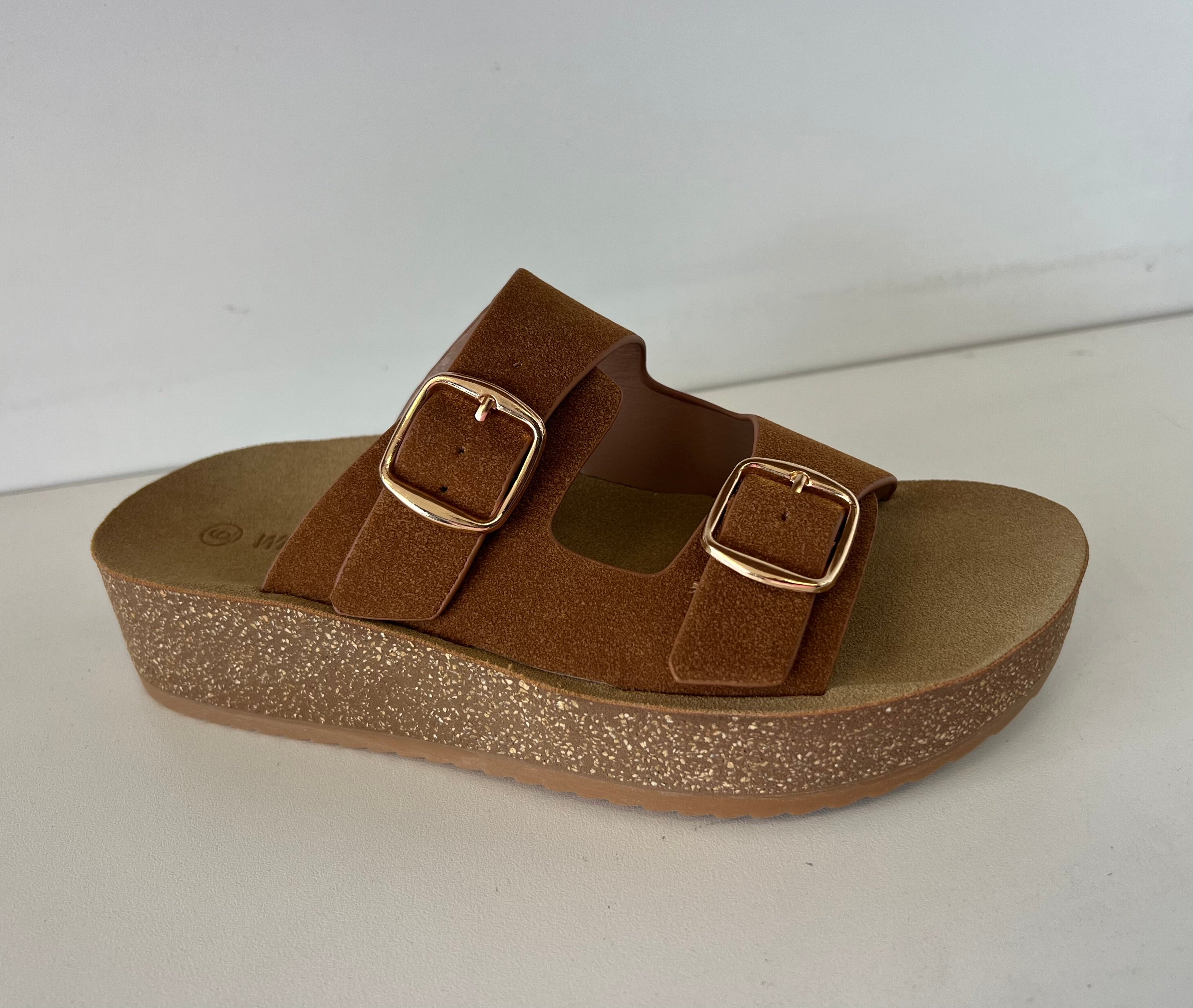 BREDA-02 whisky brown
- Whiskey Brown Sandal
- Open Toe
- Double Buckle Detail
- Slip-On Slide
- Flatform Sole, Approx. 1.5