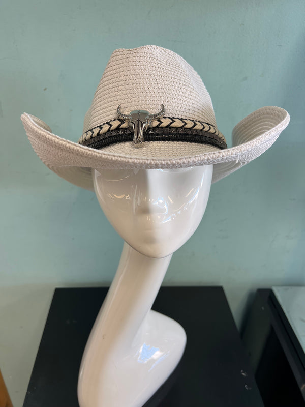BUCKAROO straw hat natural white
-straw cowboy hat in natural white
-studded, braided, black and white band with silver bull
- moldable wire brim for customizable shape
-interior ribbon inside hat to customize size
This stylish straw cowboy hat in natural white is the perfect addition to your summer wardrobe. Not only is it adorned with a studded, braided black and white band featuring a striking silver bull, but it also boasts a moldable wire brim that allows you to create a unique and customiza