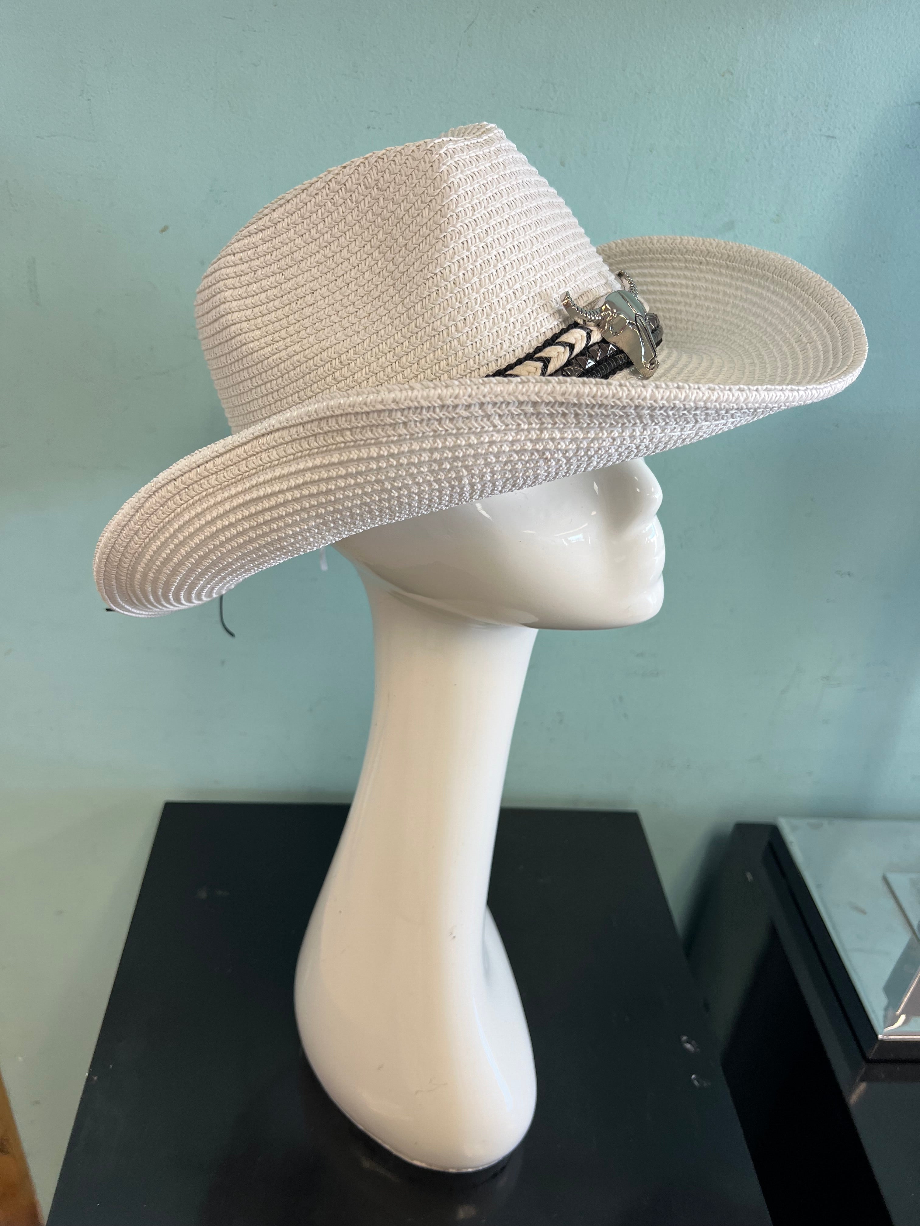 BUCKAROO straw hat natural white
-straw cowboy hat in natural white
-studded, braided, black and white band with silver bull
- moldable wire brim for customizable shape
-interior ribbon inside hat to customize size
This stylish straw cowboy hat in natural white is the perfect addition to your summer wardrobe. Not only is it adorned with a studded, braided black and white band featuring a striking silver bull, but it also boasts a moldable wire brim that allows you to create a unique and customiza
