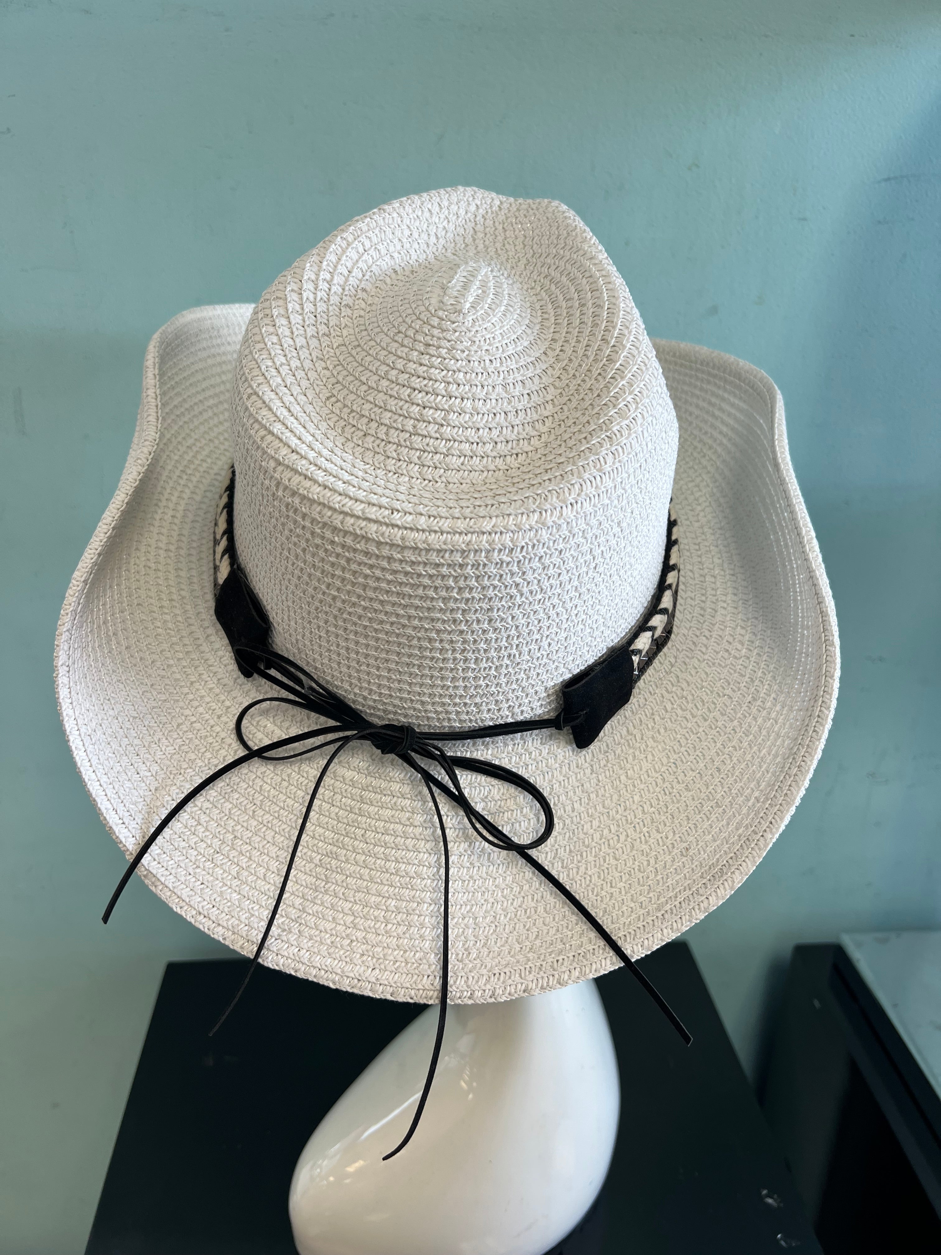 BUCKAROO straw hat natural white
-straw cowboy hat in natural white
-studded, braided, black and white band with silver bull
- moldable wire brim for customizable shape
-interior ribbon inside hat to customize size
This stylish straw cowboy hat in natural white is the perfect addition to your summer wardrobe. Not only is it adorned with a studded, braided black and white band featuring a striking silver bull, but it also boasts a moldable wire brim that allows you to create a unique and customiza