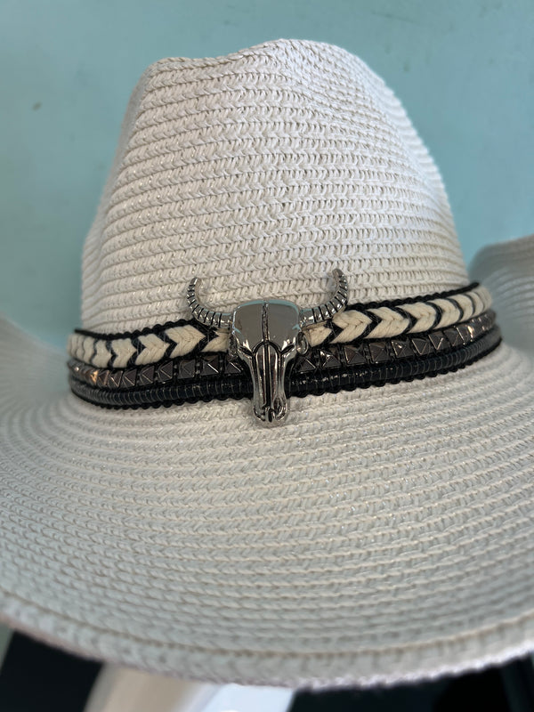BUCKAROO straw hat natural white
-straw cowboy hat in natural white
-studded, braided, black and white band with silver bull
- moldable wire brim for customizable shape
-interior ribbon inside hat to customize size
This stylish straw cowboy hat in natural white is the perfect addition to your summer wardrobe. Not only is it adorned with a studded, braided black and white band featuring a striking silver bull, but it also boasts a moldable wire brim that allows you to create a unique and customiza