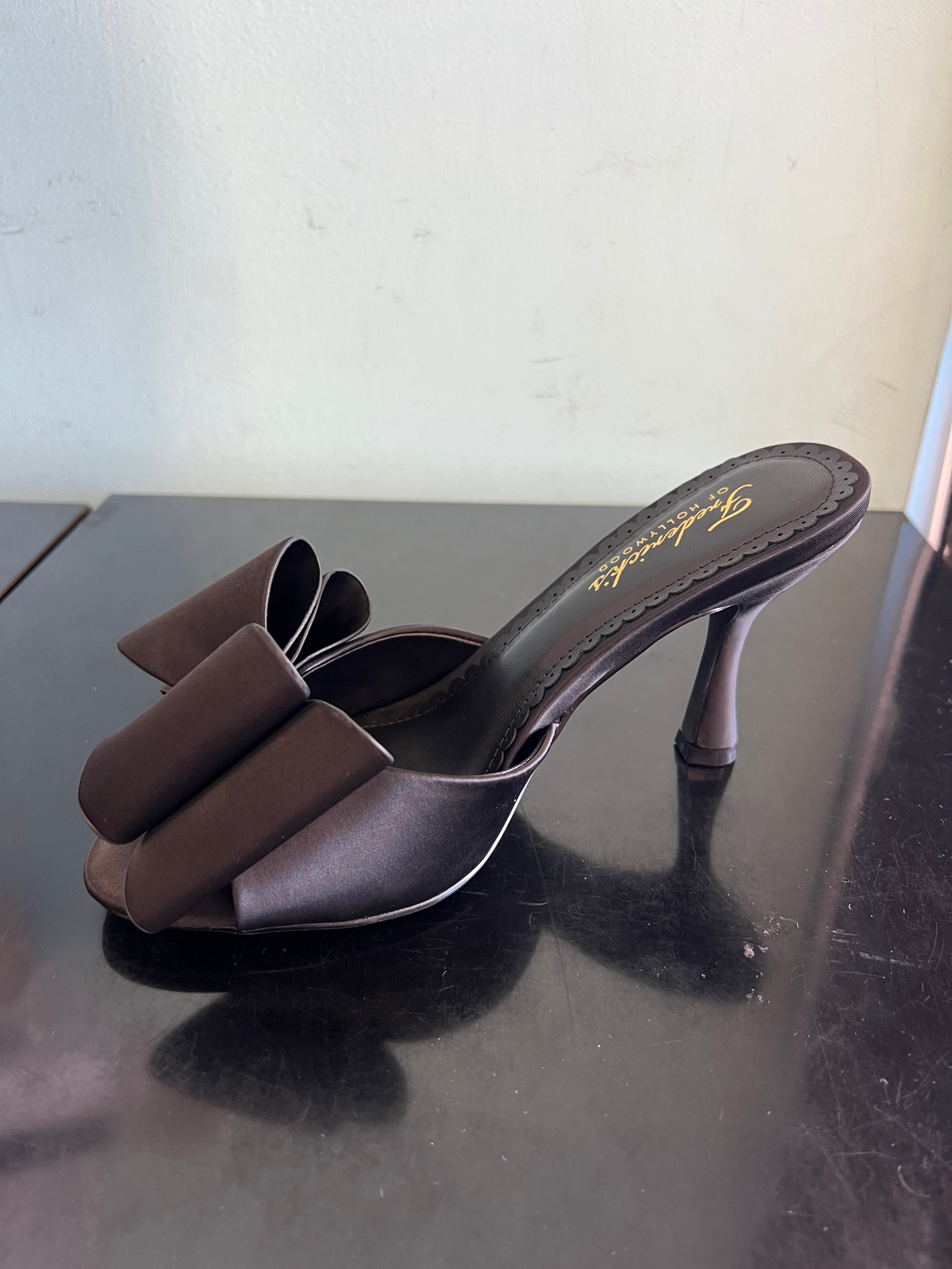 FOH-NANA black
- Black Satin
- Open Toe Mule
- Oversize Bow Detail