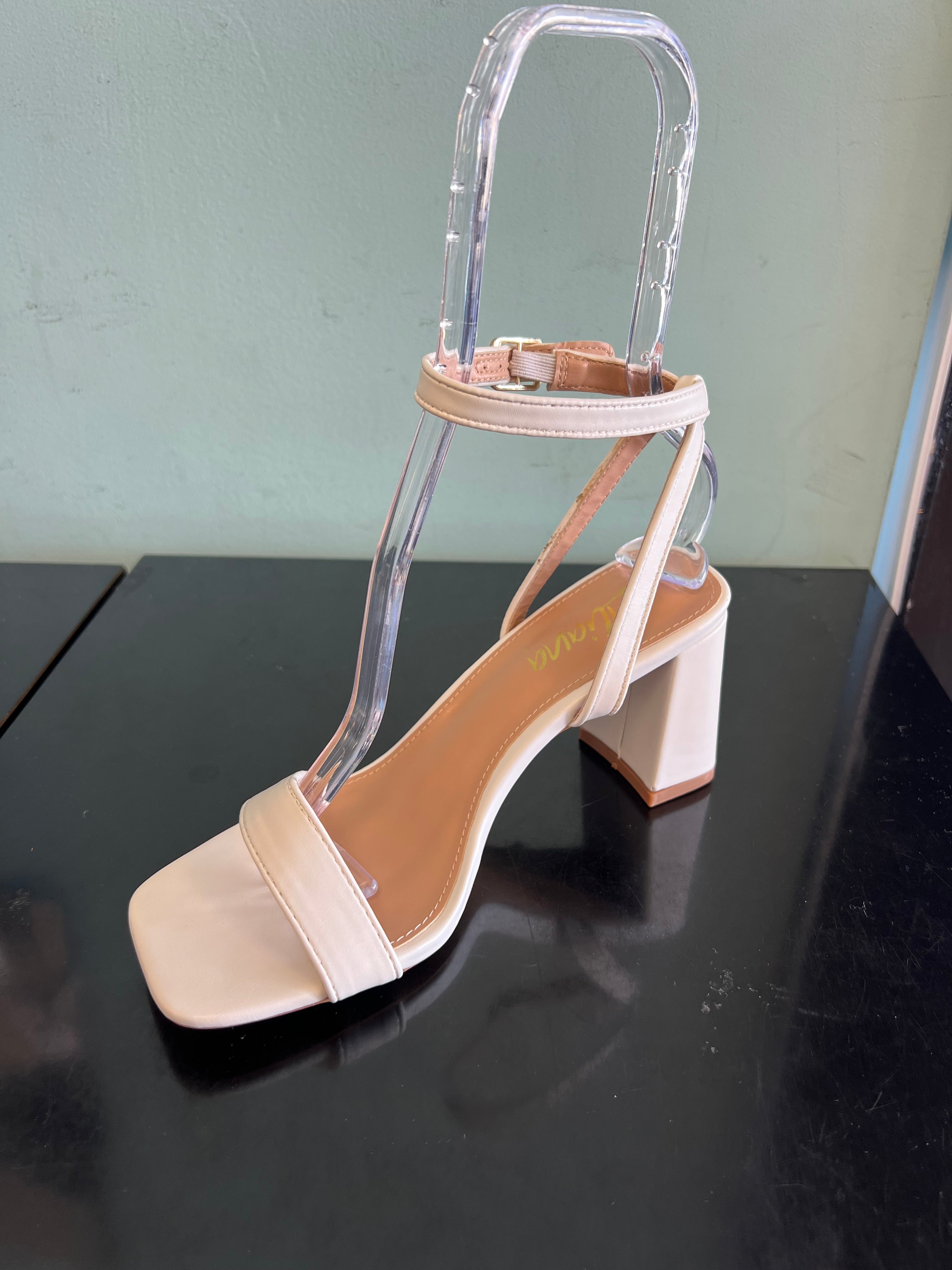 INES-5
- White Faux Leather
- Block Heel
- Ankle Strap