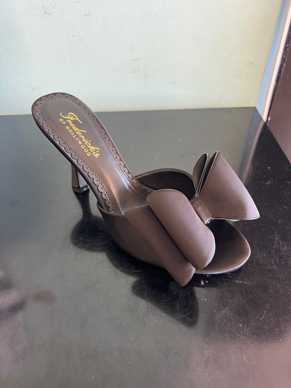 FOH-NANA black
- Black Satin
- Open Toe Mule
- Oversize Bow Detail