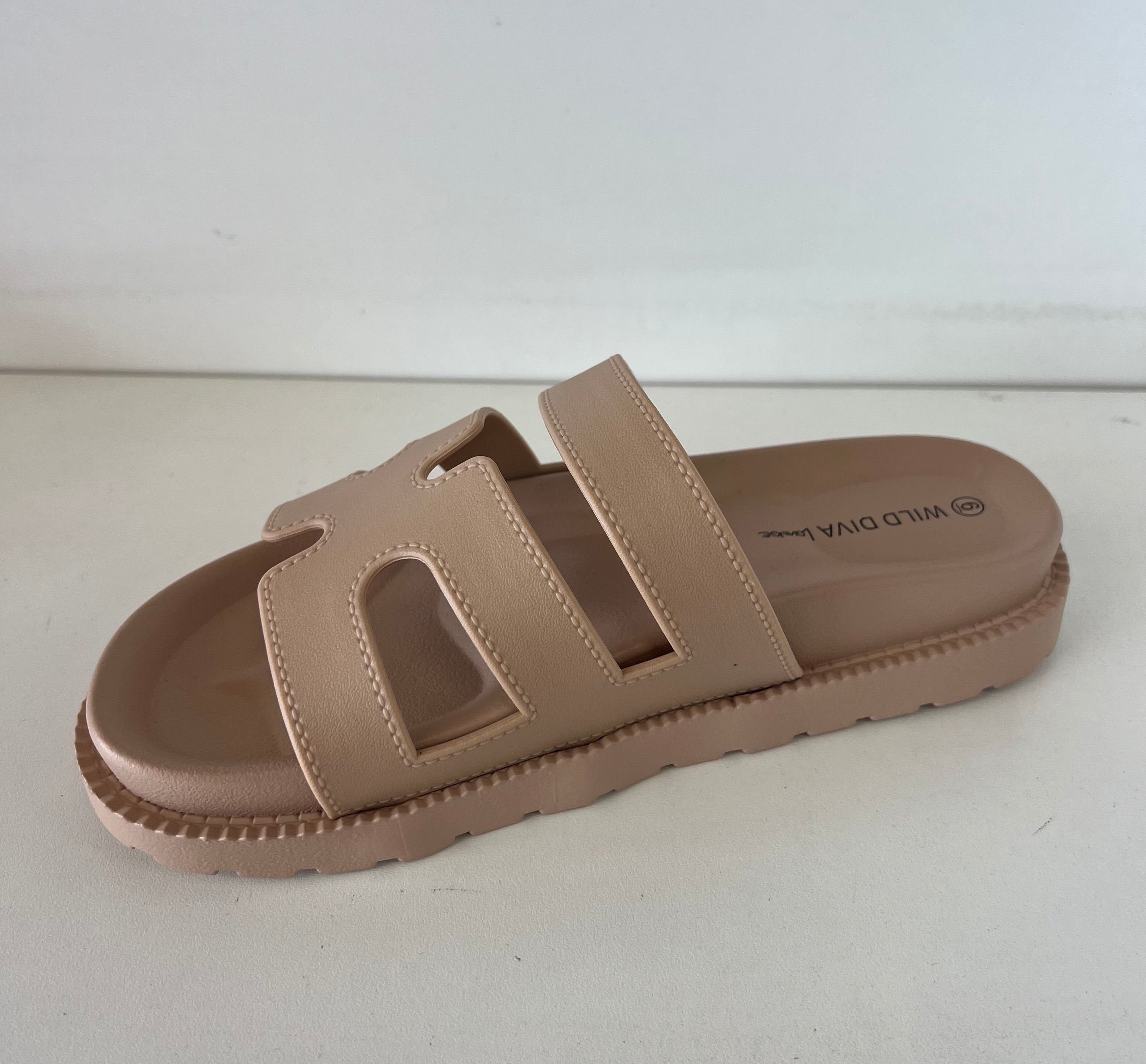 GINO-24
- Nude Tan Sandal
- Open Toe
- Cutout Vamp Detail
- Slip-On Slide
- Flatform Sole, Approx. 1