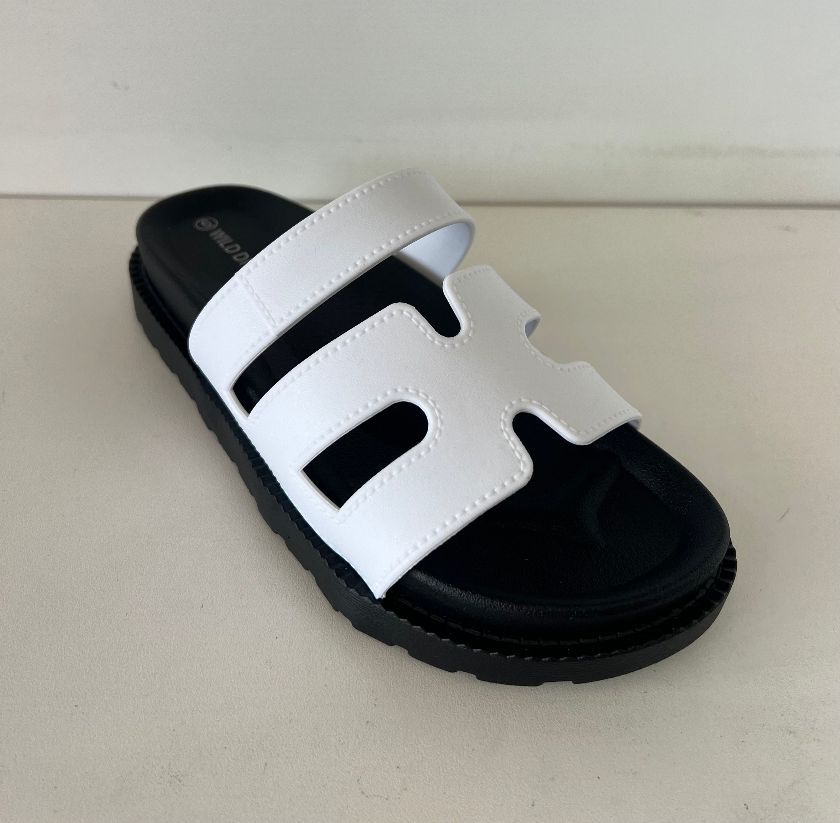 GINO-24 white
- White Sandal
- Open Toe
- Cutout Vamp Detail
- Slip-On Slide
- Flatform Sole, Approx. 1