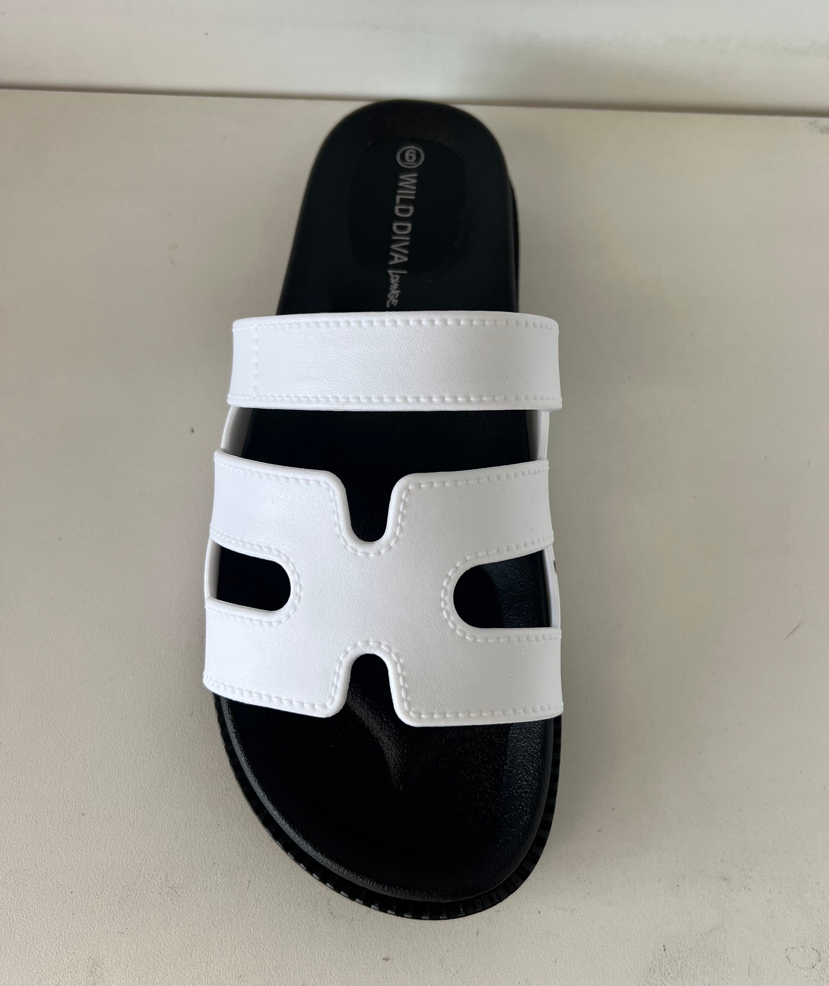 GINO-24 white
- White Sandal
- Open Toe
- Cutout Vamp Detail
- Slip-On Slide
- Flatform Sole, Approx. 1