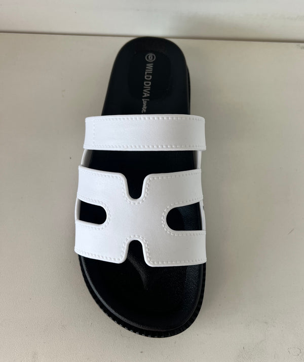 GINO-24 white
- White Sandal
- Open Toe
- Cutout Vamp Detail
- Slip-On Slide
- Flatform Sole, Approx. 1"
- Whole Sizes Only