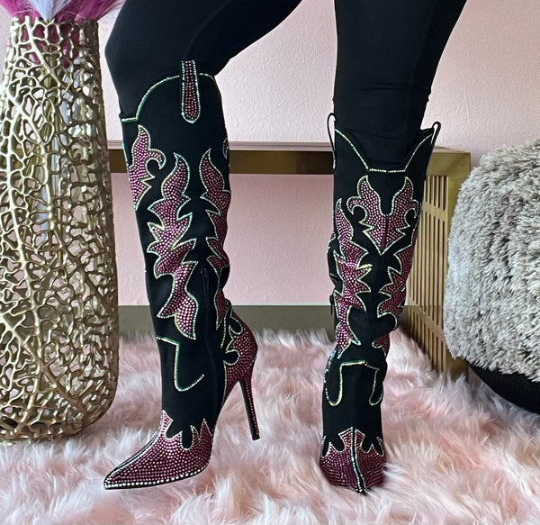 SHINING QUEEN
- Black boot with Hot Pink, Clear and Green Rhinestone Detail
- Knee High
- Pointy Toe
- Stiletto Heel, Approx. 5"
- Western Styling