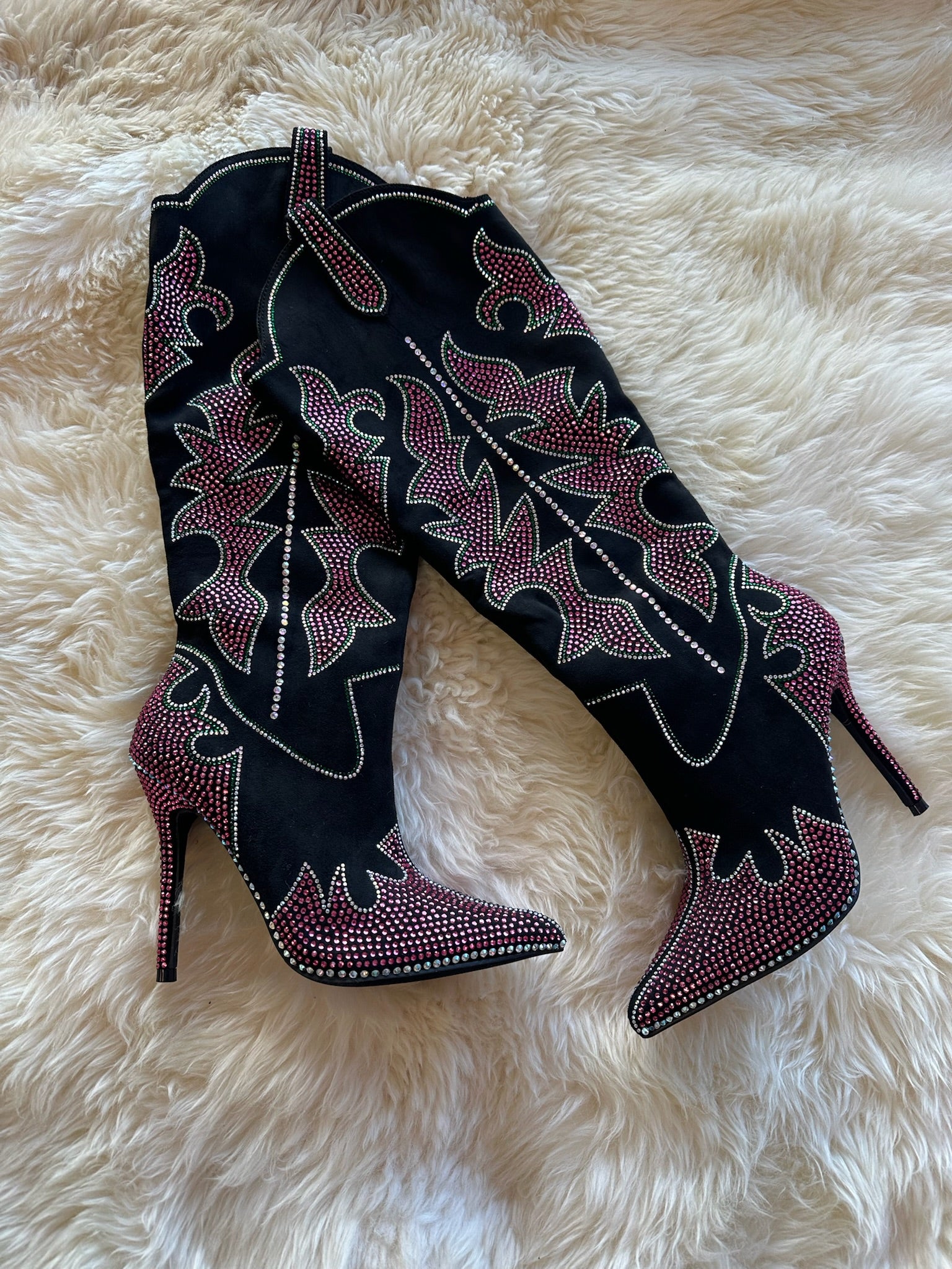 SHINING QUEEN
- Black boot with Hot Pink, Clear and Green Rhinestone Detail
- Knee High
- Pointy Toe
- Stiletto Heel, Approx. 5