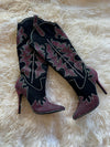 SHINING QUEEN
- Black boot with Hot Pink, Clear and Green Rhinestone Detail
- Knee High
- Pointy Toe
- Stiletto Heel, Approx. 5"
- Western Styling