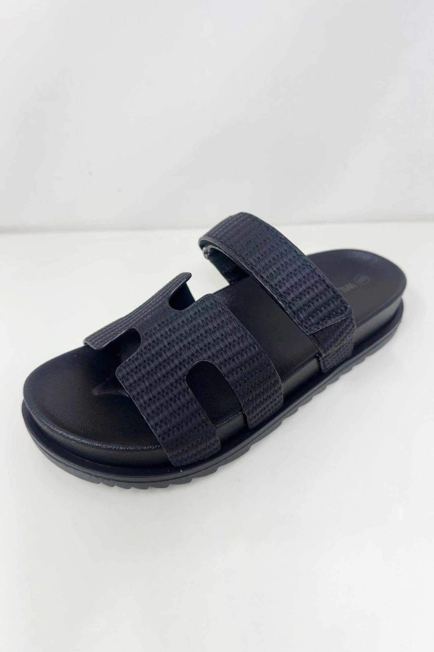 Wild Diva AILEEN-10B Black
- Black Raffia Sandal
- Open Toe
- Cutout Vamp Detail
- Slip-On Slide
- Flatform Sole, Approx. 1