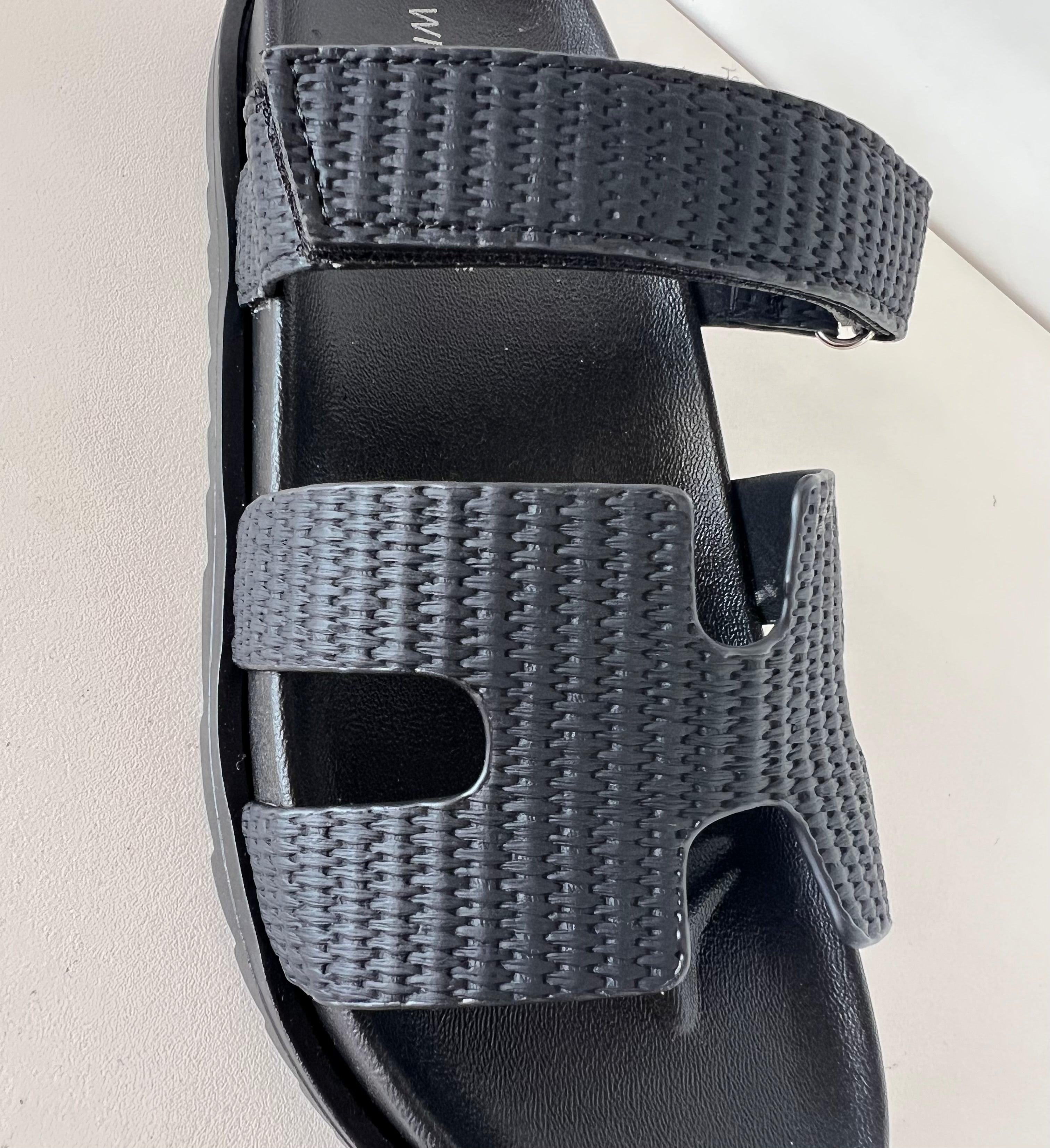 Wild Diva AILEEN-10B Black
- Black Raffia Sandal
- Open Toe
- Cutout Vamp Detail
- Slip-On Slide
- Flatform Sole, Approx. 1