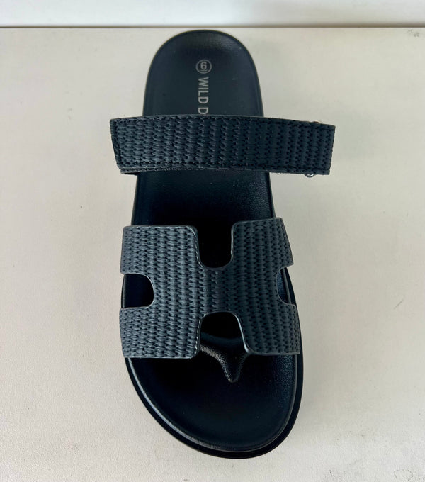 Wild Diva AILEEN-10B Black
- Black Raffia Sandal
- Open Toe
- Cutout Vamp Detail
- Slip-On Slide
- Flatform Sole, Approx. 1"
- Whole Sizes Only