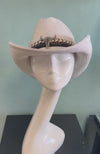 BUCKAROO straw hat natural white
-straw cowboy hat in natural white
-studded, braided, black and white band with silver bull
- moldable wire brim for customizable shape
-interior ribbon inside hat to customize size
This stylish straw cowboy hat in natural white is the perfect addition to your summer wardrobe. Not only is it adorned with a studded, braided black and white band featuring a striking silver bull, but it also boasts a moldable wire brim that allows you to create a unique and customiza