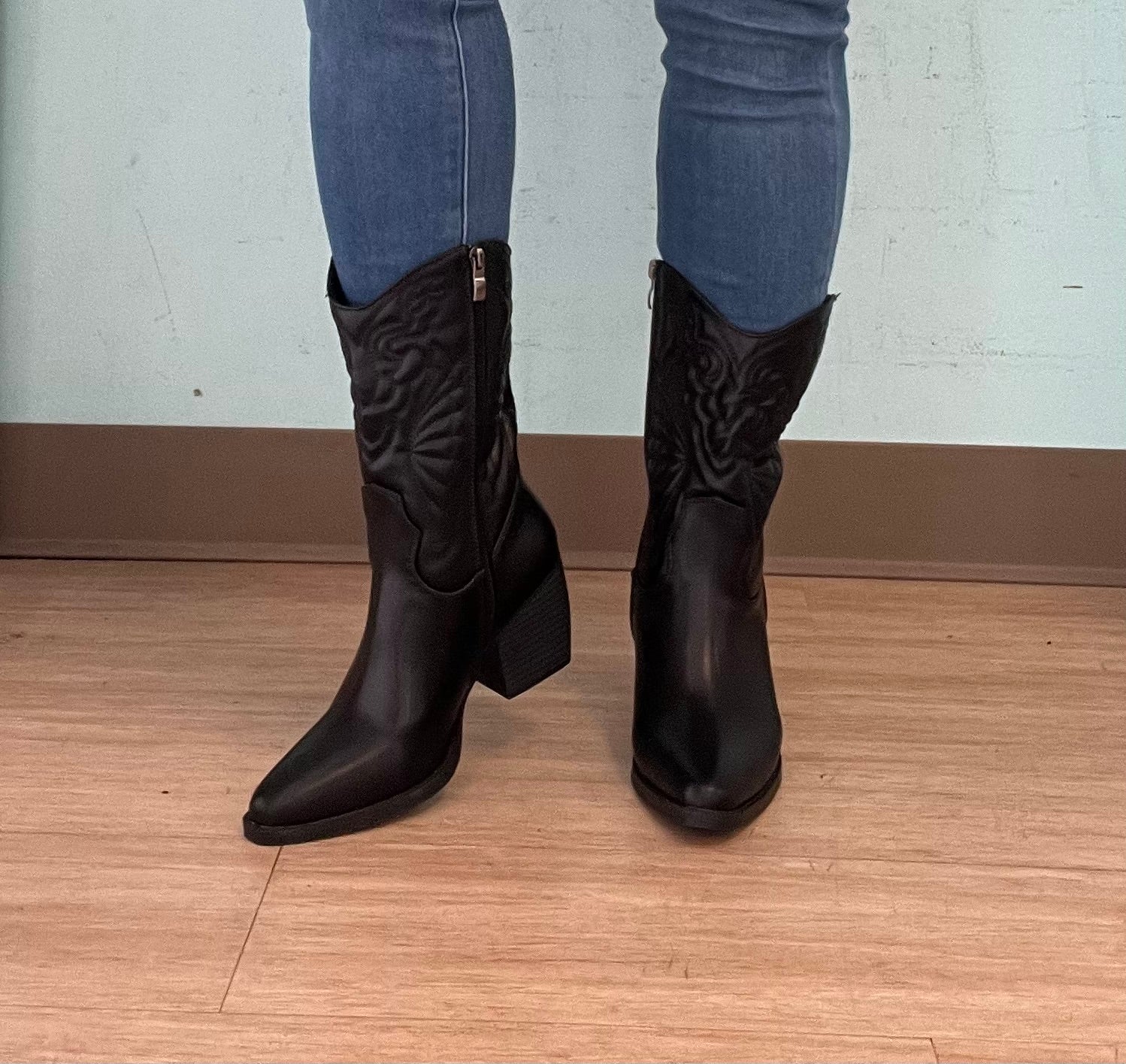 TEXAS-02
- Camel Tan Vegan Leather
- Mid-Calf Cowboy Boot
- Western Styling with Stitching Detail
- Inner Half Zipper Closure
- Pointy Toe
- Cone Block Heel, Approx. 3