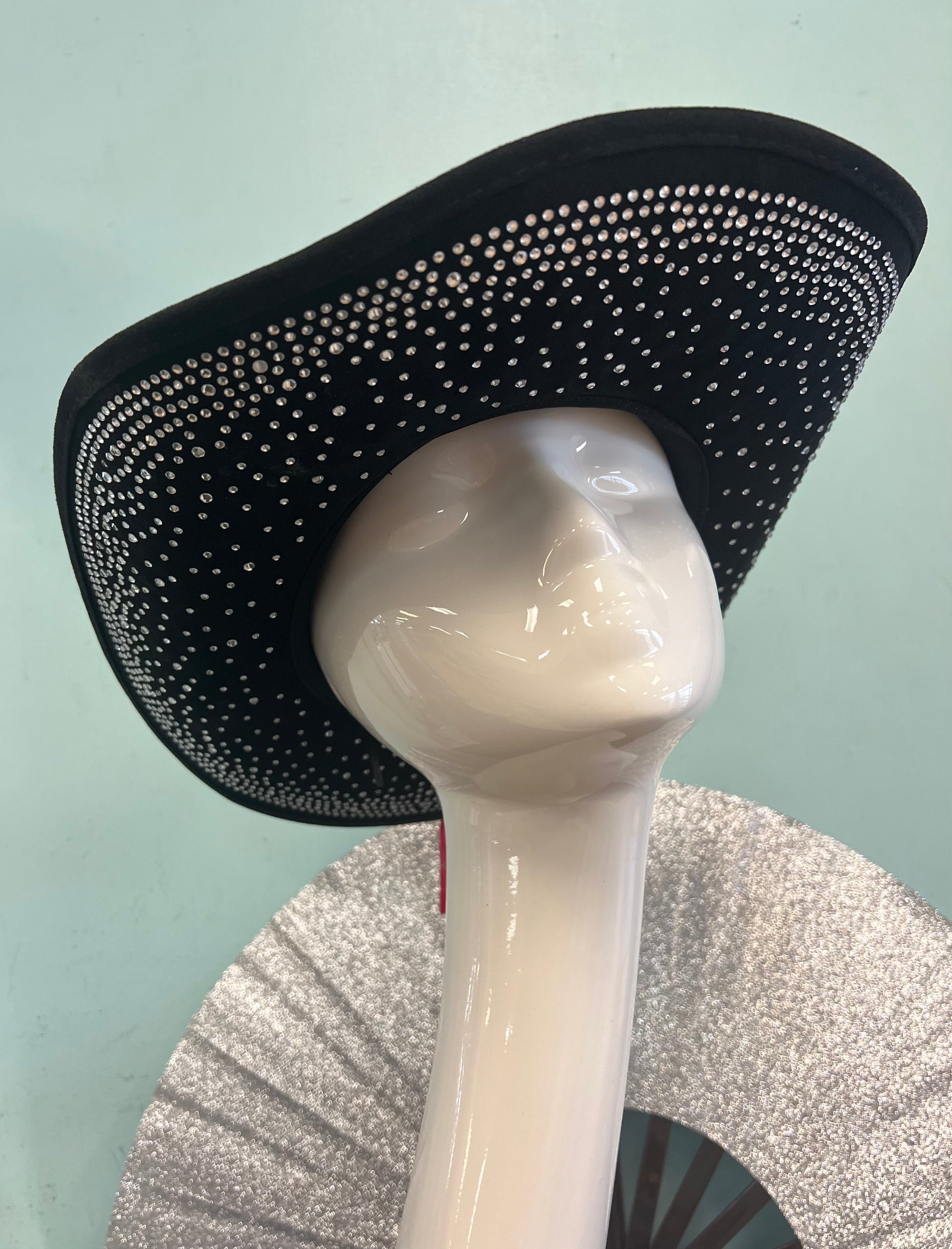 DIVA RHINESTONE COWBOY HAT black

-rhinestone encrusted faux suede cowboy hat

-rhinestones on top and bottom brim&nbsp;

-interior ribbon inside hat to customize size

-stiff, sturdy structure
