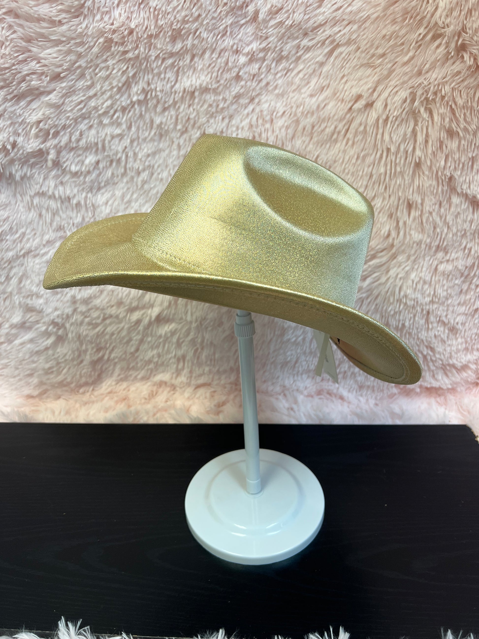 -cowboy hat in shiny gold

-glittery poly fabric

-interior ribbon inside hat to customize size

-stiff, sturdy structure