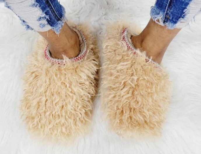Wild Diva COOLIO-02 Camel


- Camel Faux Fur / Shearling
- Cozy Slip-On Slippers
- Stitching Detail
- Also Available in Black, White
- Whole Sizes Only