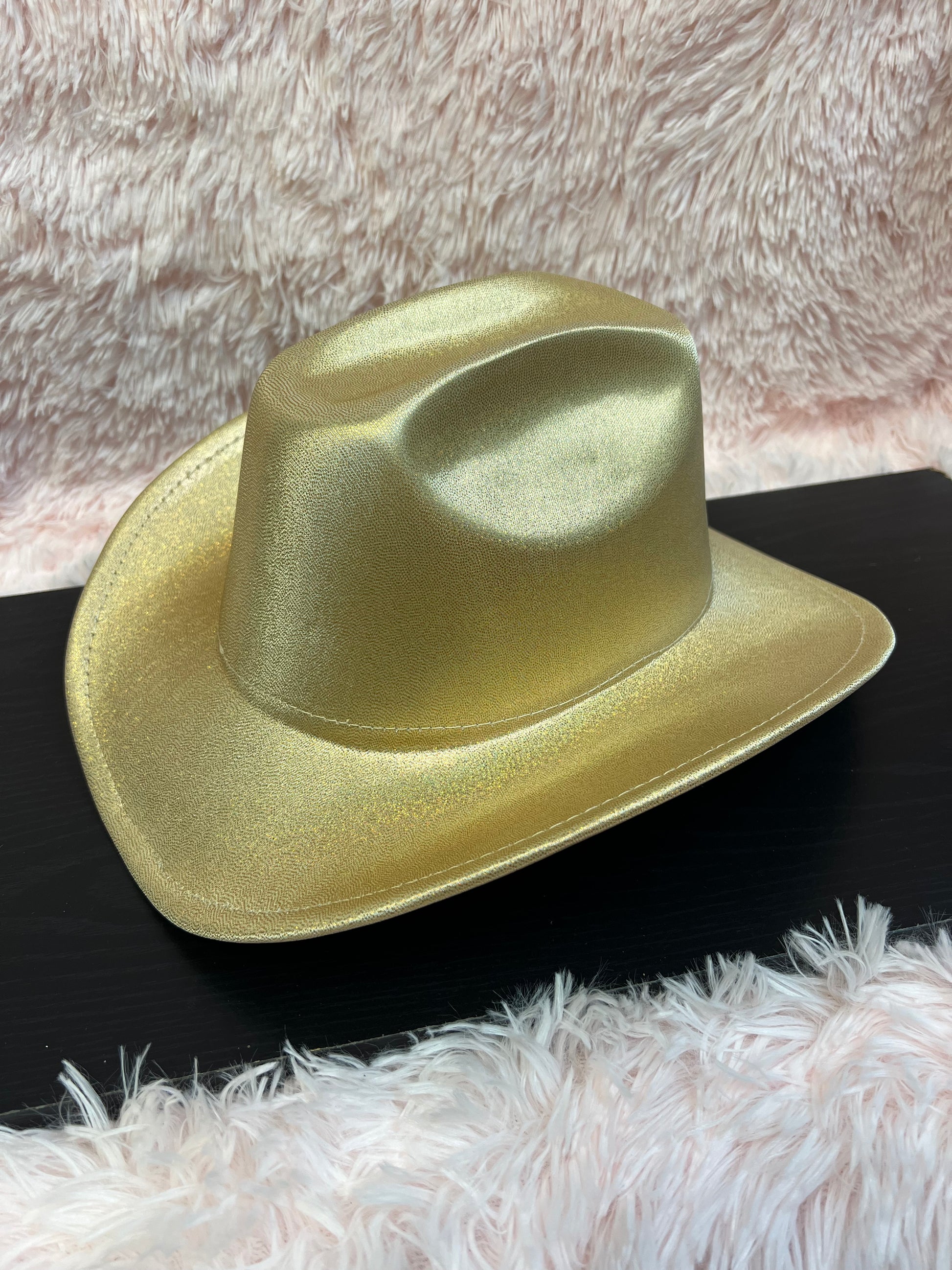-cowboy hat in shiny gold

-glittery poly fabric

-interior ribbon inside hat to customize size

-stiff, sturdy structure
