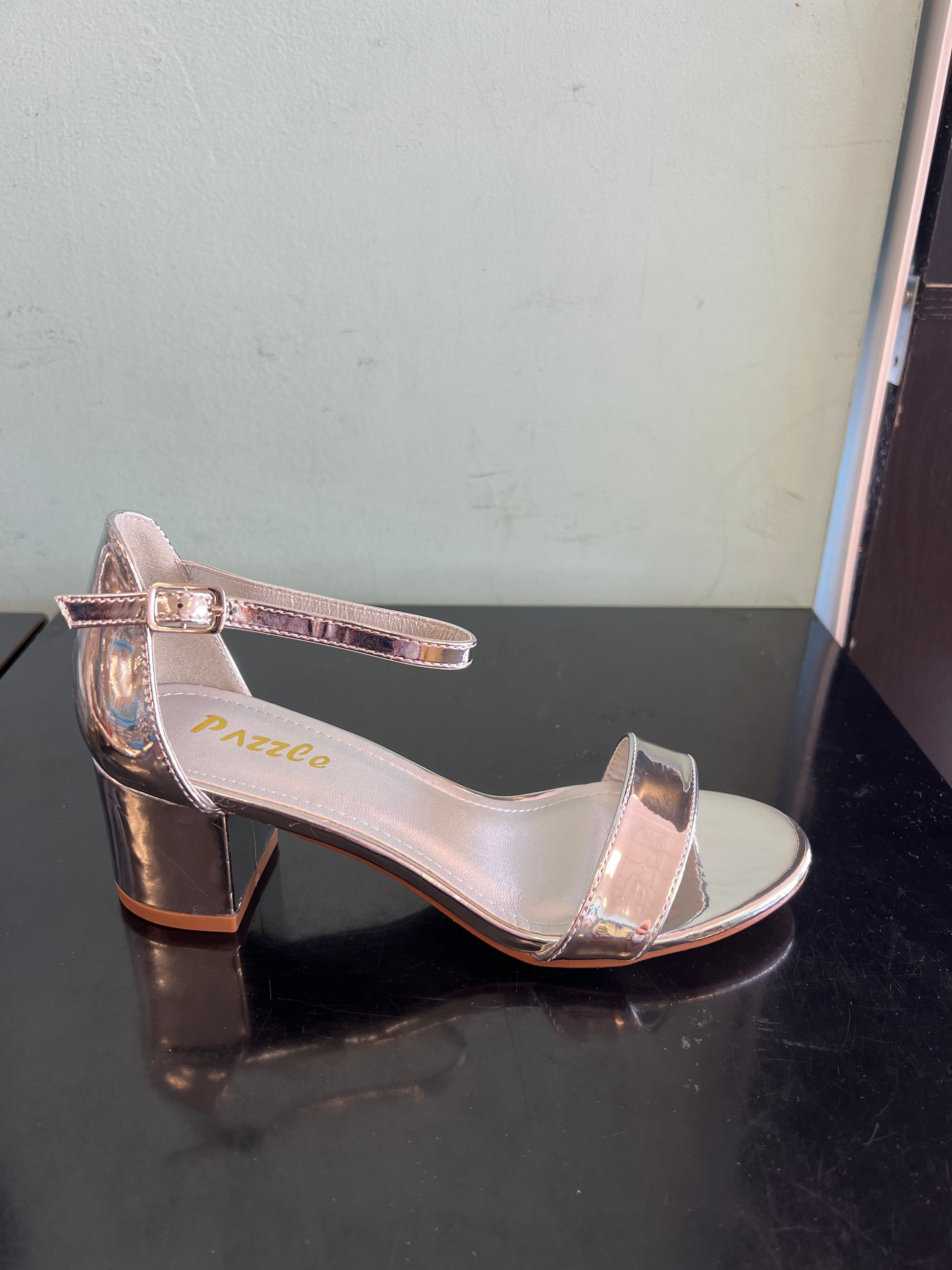 EMMA-06 silver

Silver Mirror Metallic Faux Leather
- Block Heel
- Ankle Strap Heel
