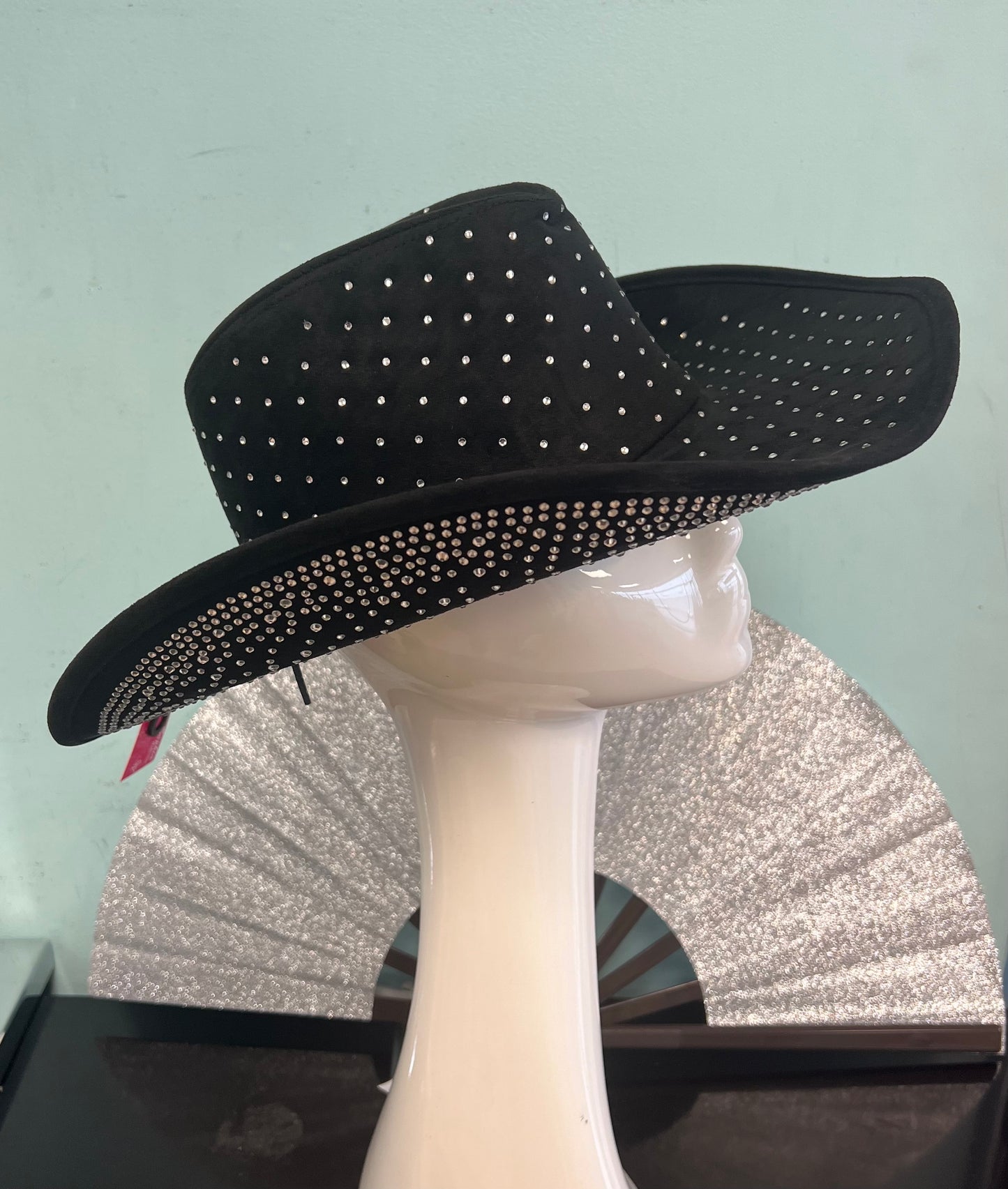 DIVA RHINESTONE COWBOY HAT black

-rhinestone encrusted faux suede cowboy hat

-rhinestones on top and bottom brim&nbsp;

-interior ribbon inside hat to customize size

-stiff, sturdy structure
