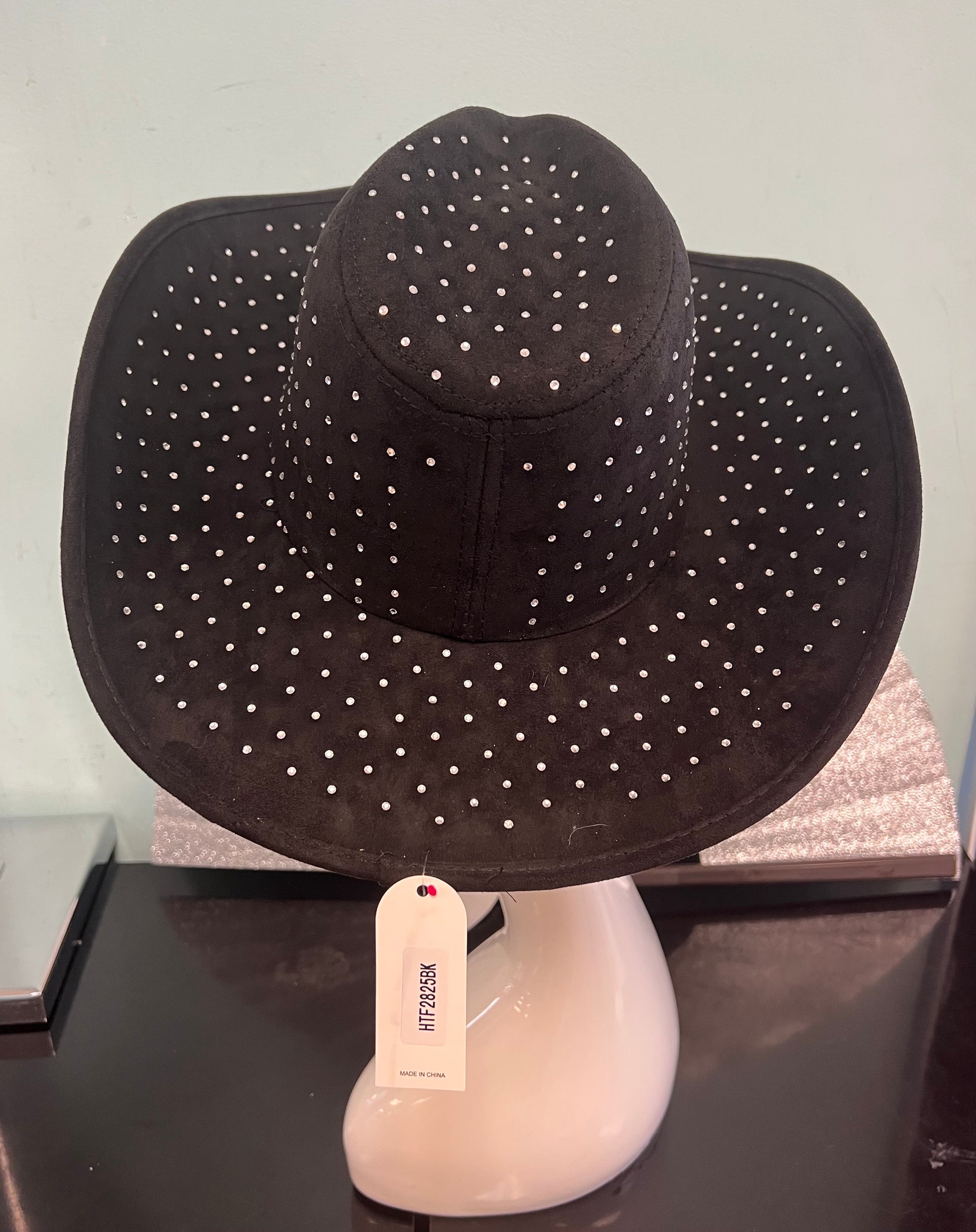 DIVA RHINESTONE COWBOY HAT black

-rhinestone encrusted faux suede cowboy hat

-rhinestones on top and bottom brim&nbsp;

-interior ribbon inside hat to customize size

-stiff, sturdy structure