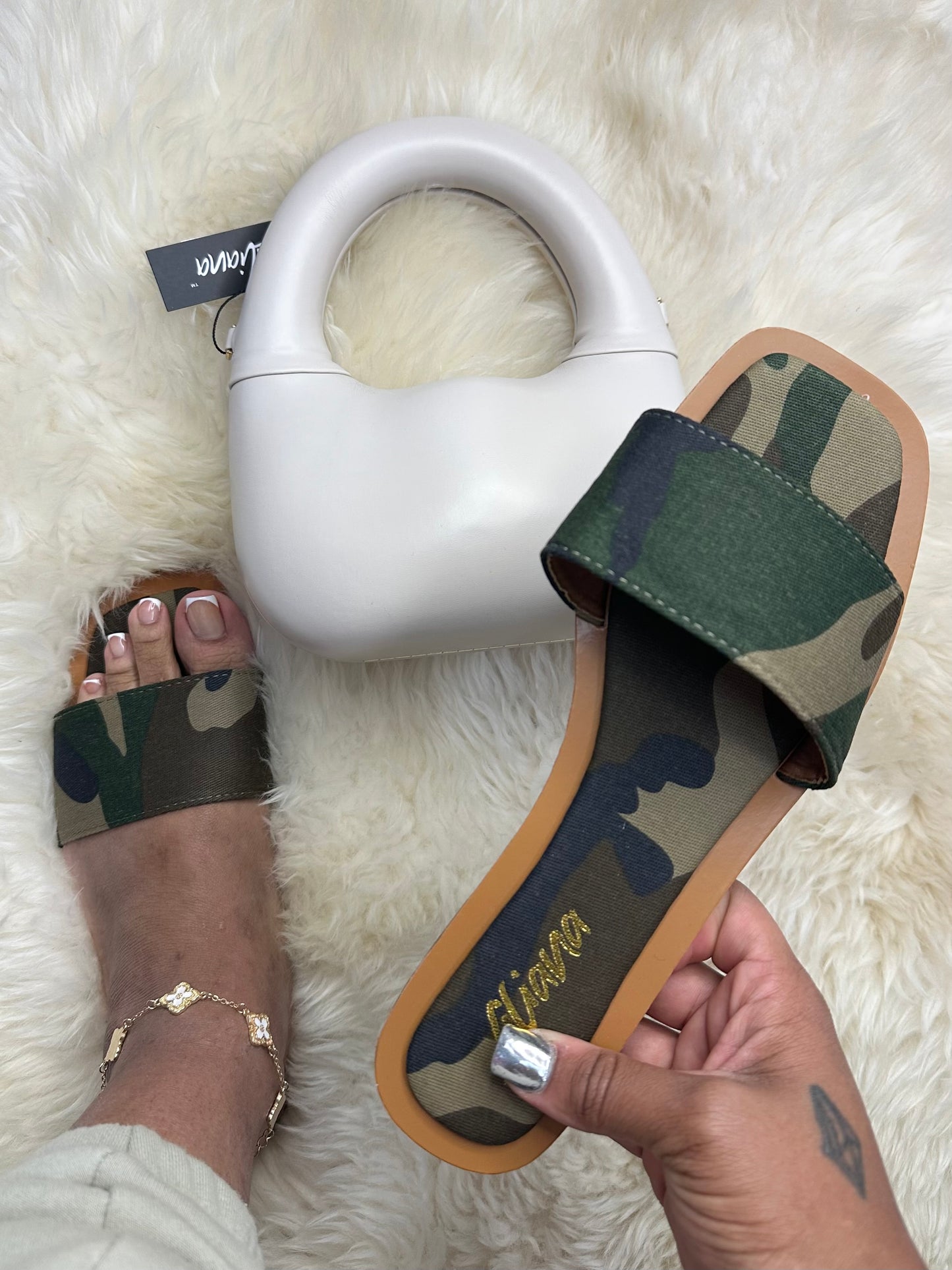 Liliana MINDEE-2 Camo


- Camo Print Canvas Flat Sandal Slide
- Square Open Toe
-&nbsp;Slip-On Slide