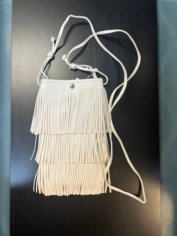 Sidesaddle Fringe Bag Ivory

-Ivory Faux Leather with 3 layers of fringe
--thin strap, cross body bag
- silver snap closure
- one compartment inside&nbsp;
- approximately 4.5' wide, 8" tall, no gusset

-usable interior space will be smaller due to snap closure