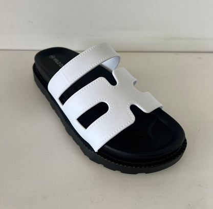 GINO-24 white

- White Sandal
- Open Toe
- Cutout Vamp Detail
- Slip-On Slide
- Flatform Sole, Approx. 1"
- Whole Sizes Only