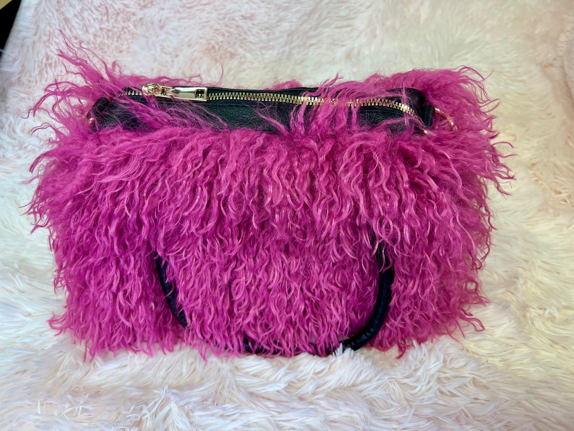 DAWN FAUX CURLY FUR SHOULDER BAG FUCHSIA