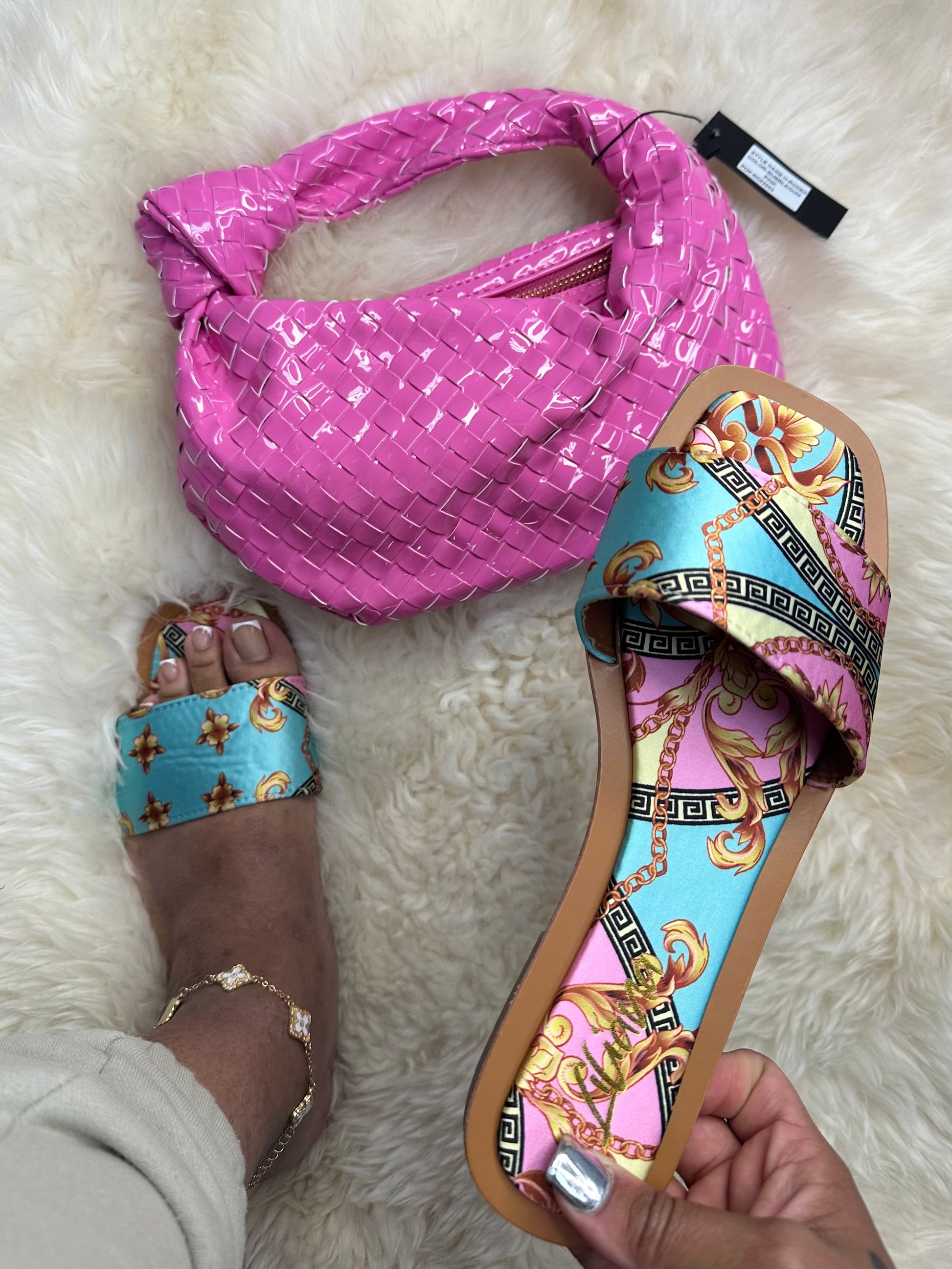 Liliana MINDEE-2 pink 

- Pink Multi Print Flat Sandal Slide
- Square Open Toe
-&nbsp;Slip-On Slide