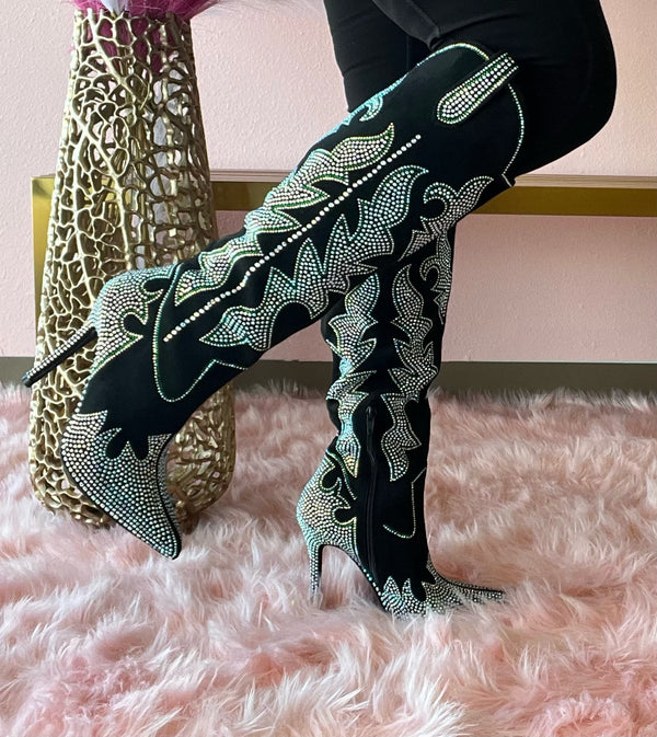 SHINING QUEEN

- Black boot with Silver and Green Rhinestone Detail
- Knee High
- Pointy Toe
- Stiletto Heel, Approx. 5"
- Western Styling