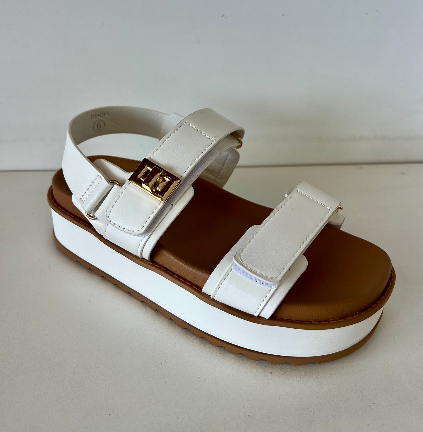 Top Moda TRACI-1 white

- White Double Strap Sandal
- Open Toe
- Buckle Detail
- Slingback
- Flatform Sole, Approx. 2"