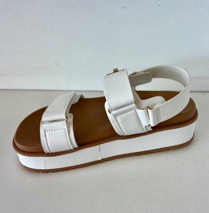 Top Moda TRACI-1 white

- White Double Strap Sandal
- Open Toe
- Buckle Detail
- Slingback
- Flatform Sole, Approx. 2"