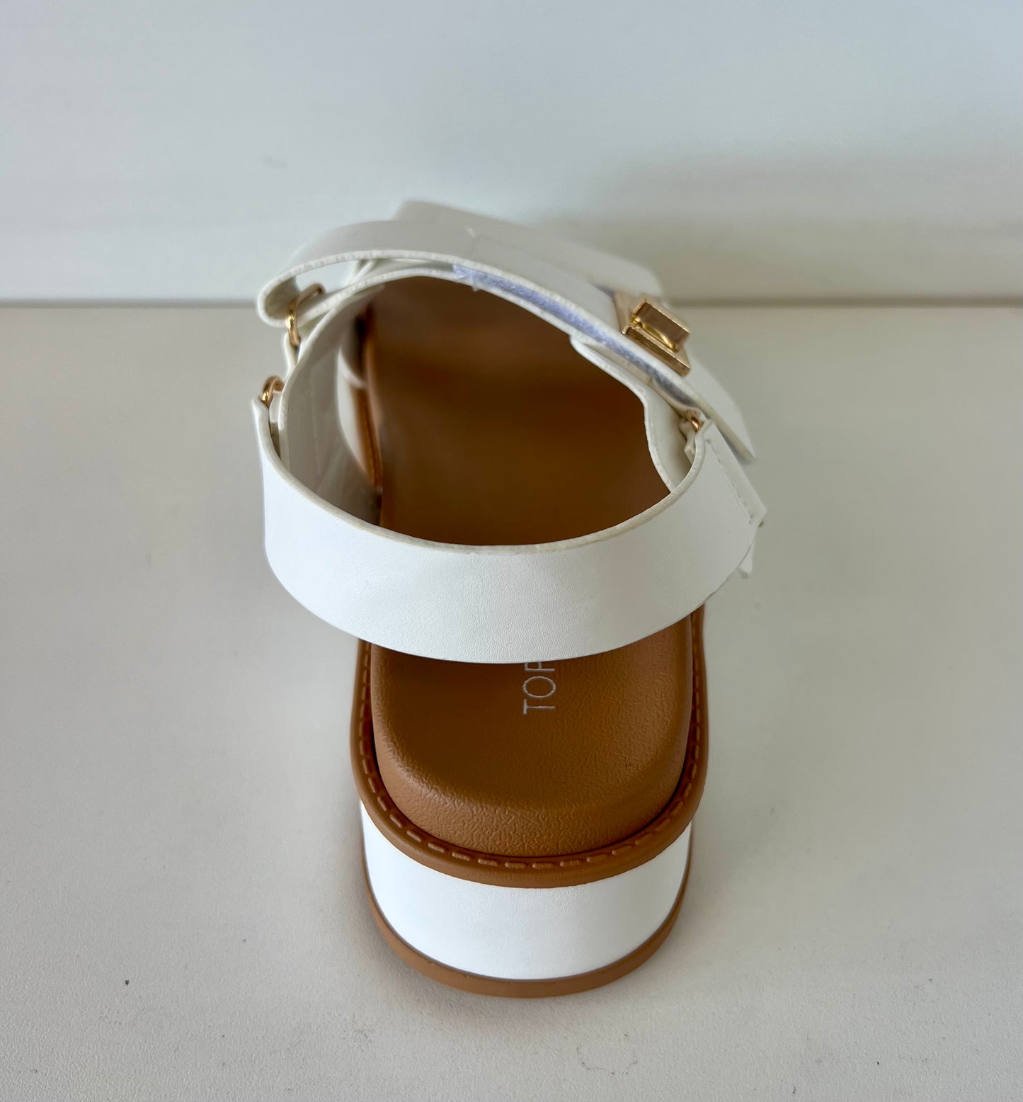 Top Moda TRACI-1 white

- White Double Strap Sandal
- Open Toe
- Buckle Detail
- Slingback
- Flatform Sole, Approx. 2"