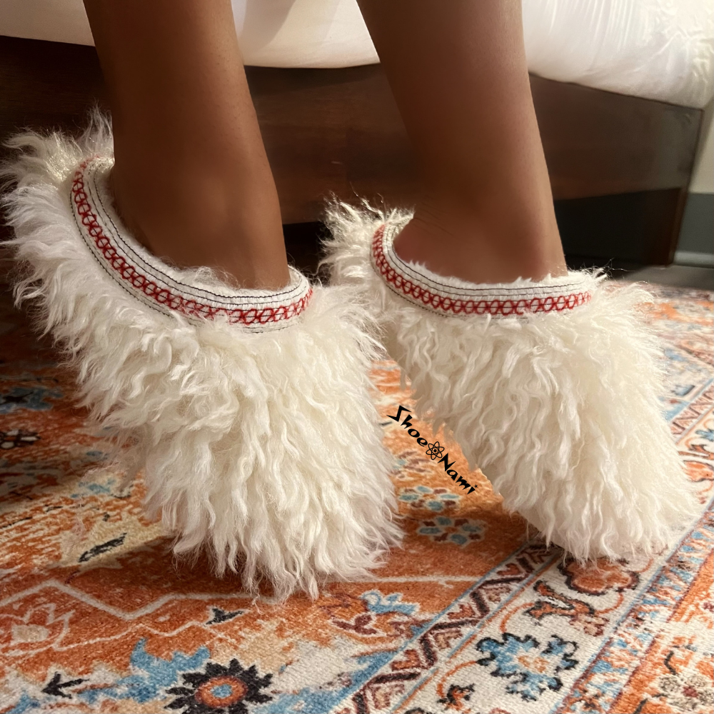 Wild Diva COOLIO-02 White


- White Faux Fur / Shearling
- Cozy Slip-On Slippers
- Stitching Detail
- Also Available in Black, Camel
- Whole Sizes Only