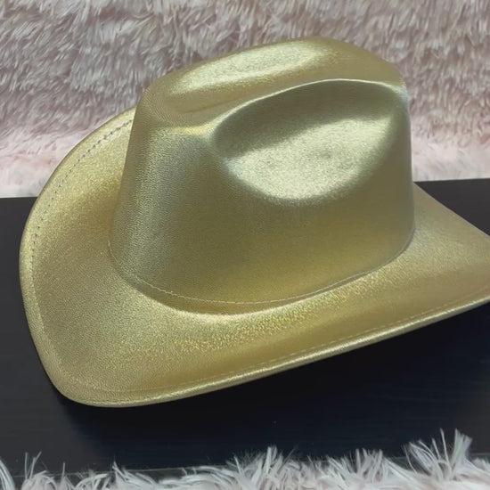 -cowboy hat in shiny gold

-glittery poly fabric

-interior ribbon inside hat to customize size

-stiff, sturdy structure