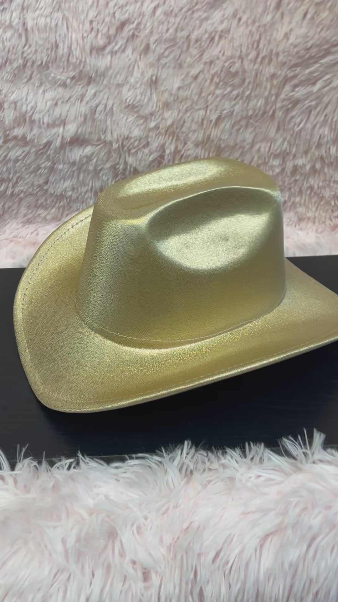 -cowboy hat in shiny gold

-glittery poly fabric

-interior ribbon inside hat to customize size

-stiff, sturdy structure