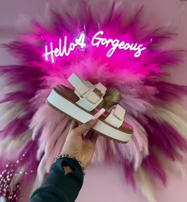 Top Moda TRACI-1 white

- White Double Strap Sandal
- Open Toe
- Buckle Detail
- Slingback
- Flatform Sole, Approx. 2"