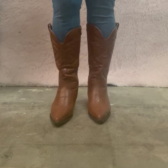 Top Moda ELK-1 Tan

- Tan Brown Faux Leather Cowboy Boot
- Western Styling
- Mid-Calf
- Stitching Detail
- Pointy Toe
- Stacked Heel, Approx. 2.5"