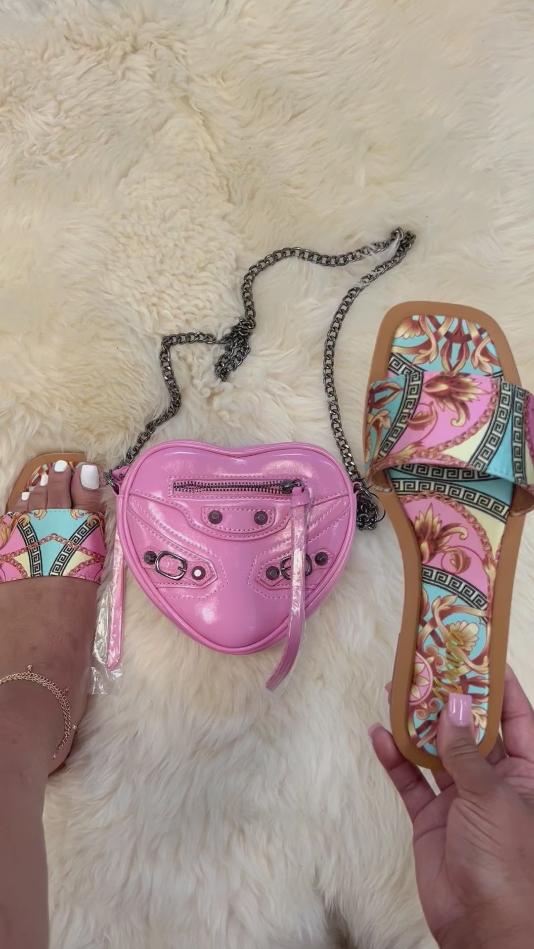 Liliana MINDEE-2 pink 

- Pink Multi Print Flat Sandal Slide
- Square Open Toe
-&nbsp;Slip-On Slide